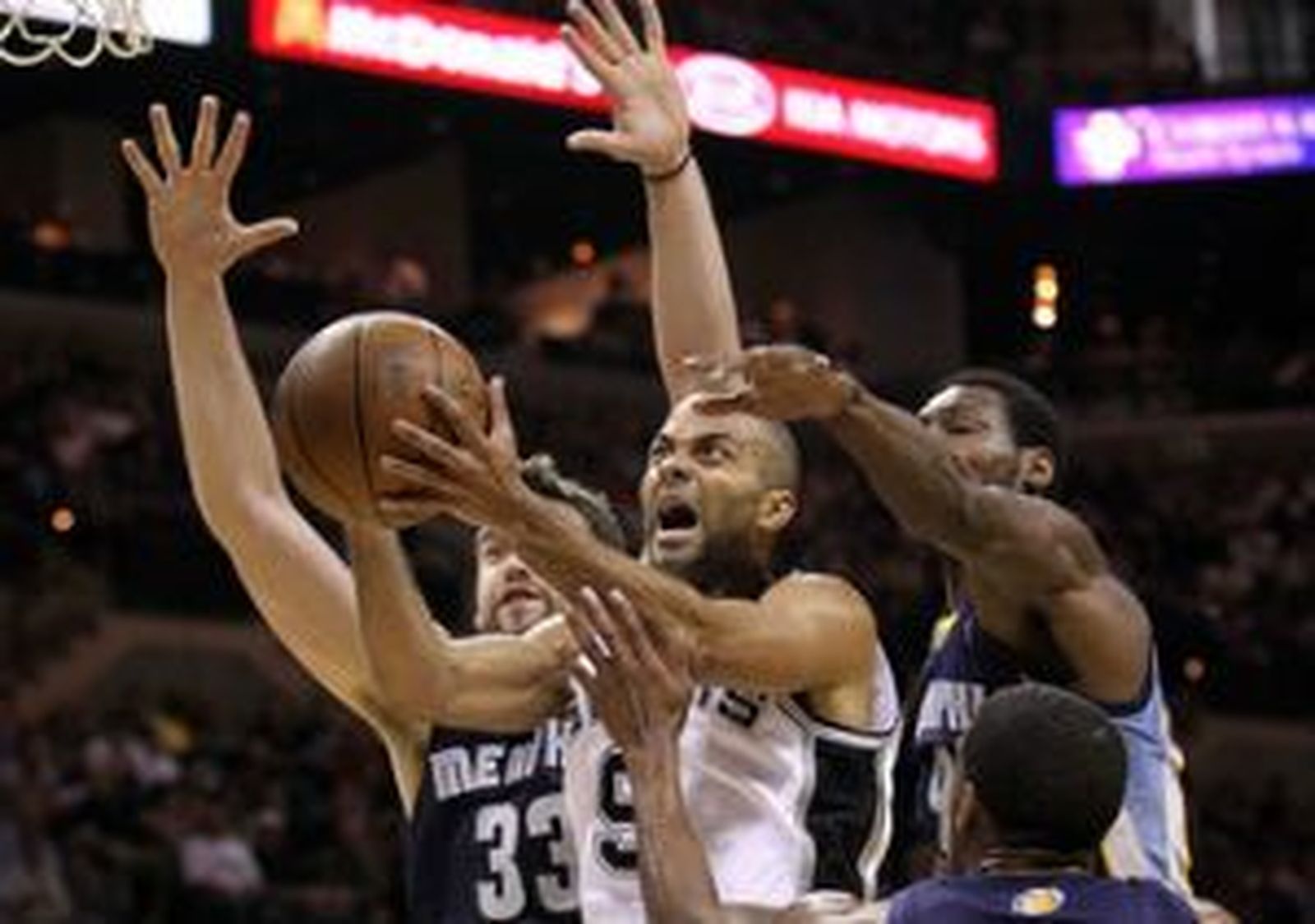 Parker y Spurs aplastan a los Grizzlies de Gasol en inicio de las finales del Oeste