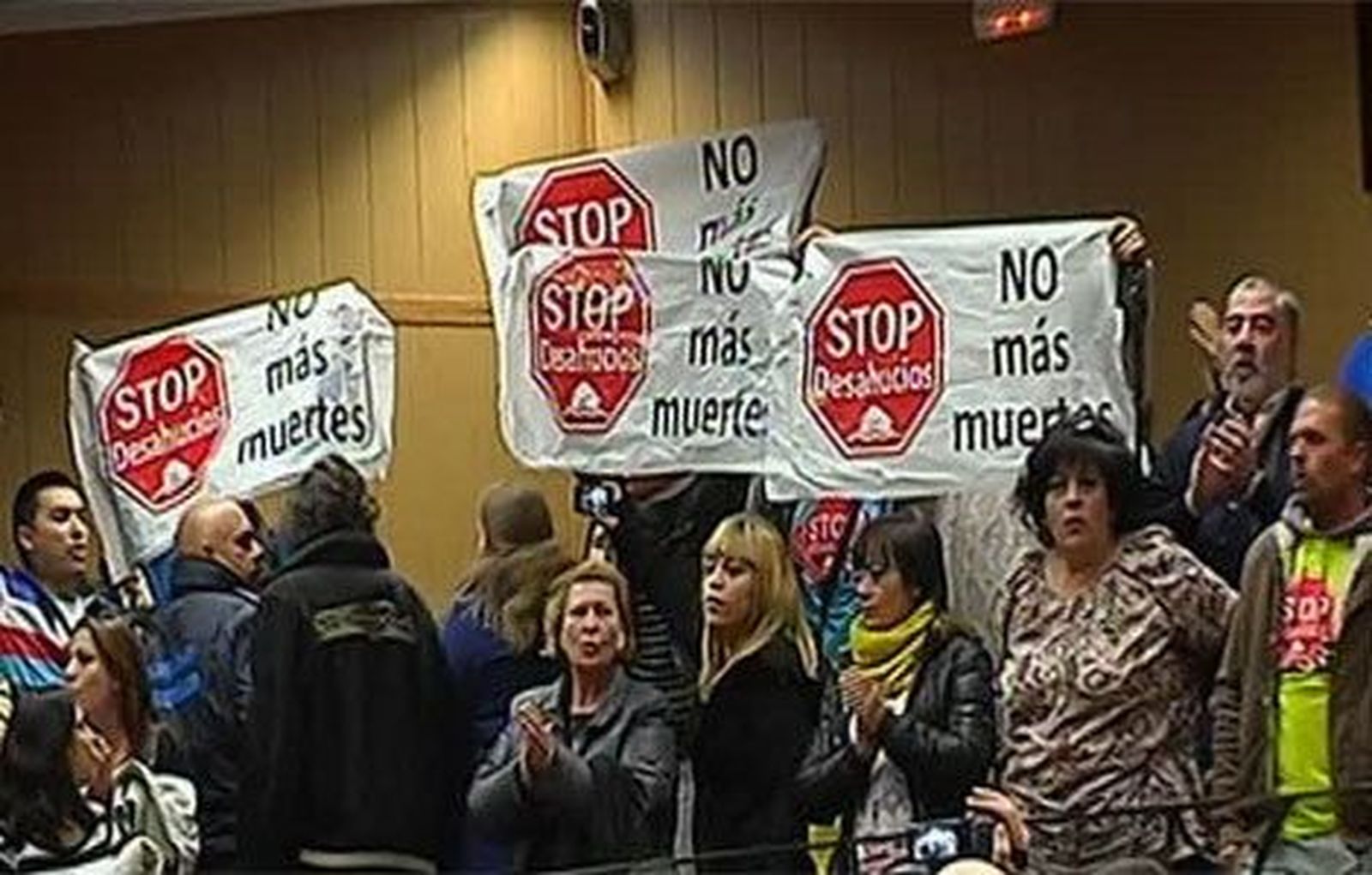 La protesta del 15M y Stop desahucios obliga a Rubalcaba a suspender su conferencia