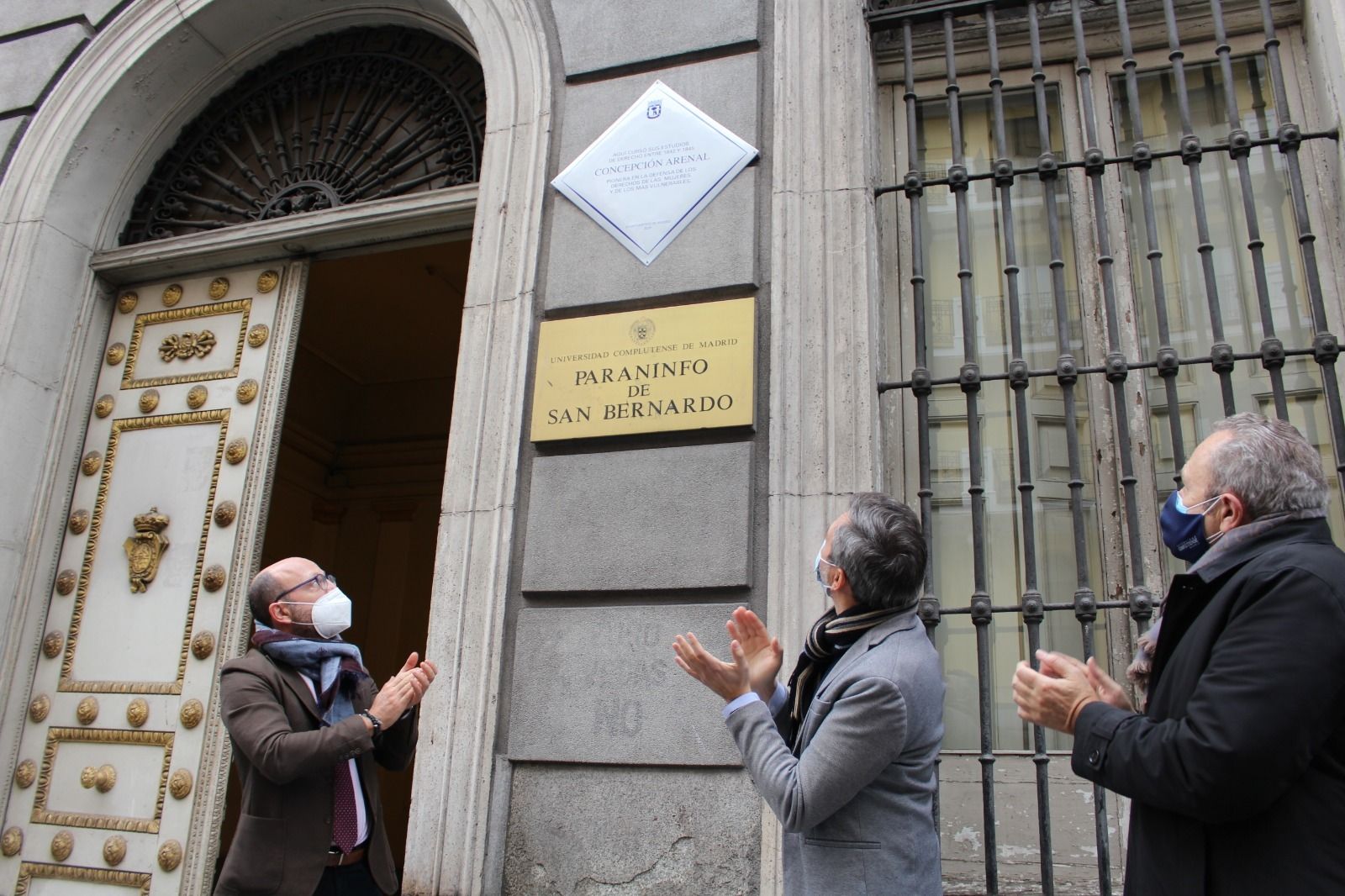 Placa en recuerdo de Concepción Arenal en el Paraninfo de San Bernardo