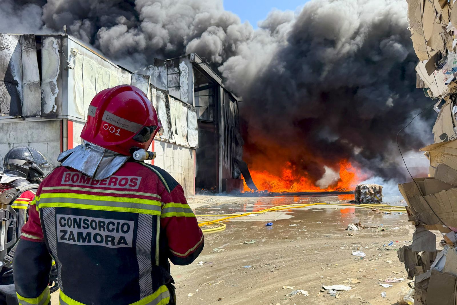 Un incendio declarado en una planta de tratamiento de residuos de Roales (Zamora)