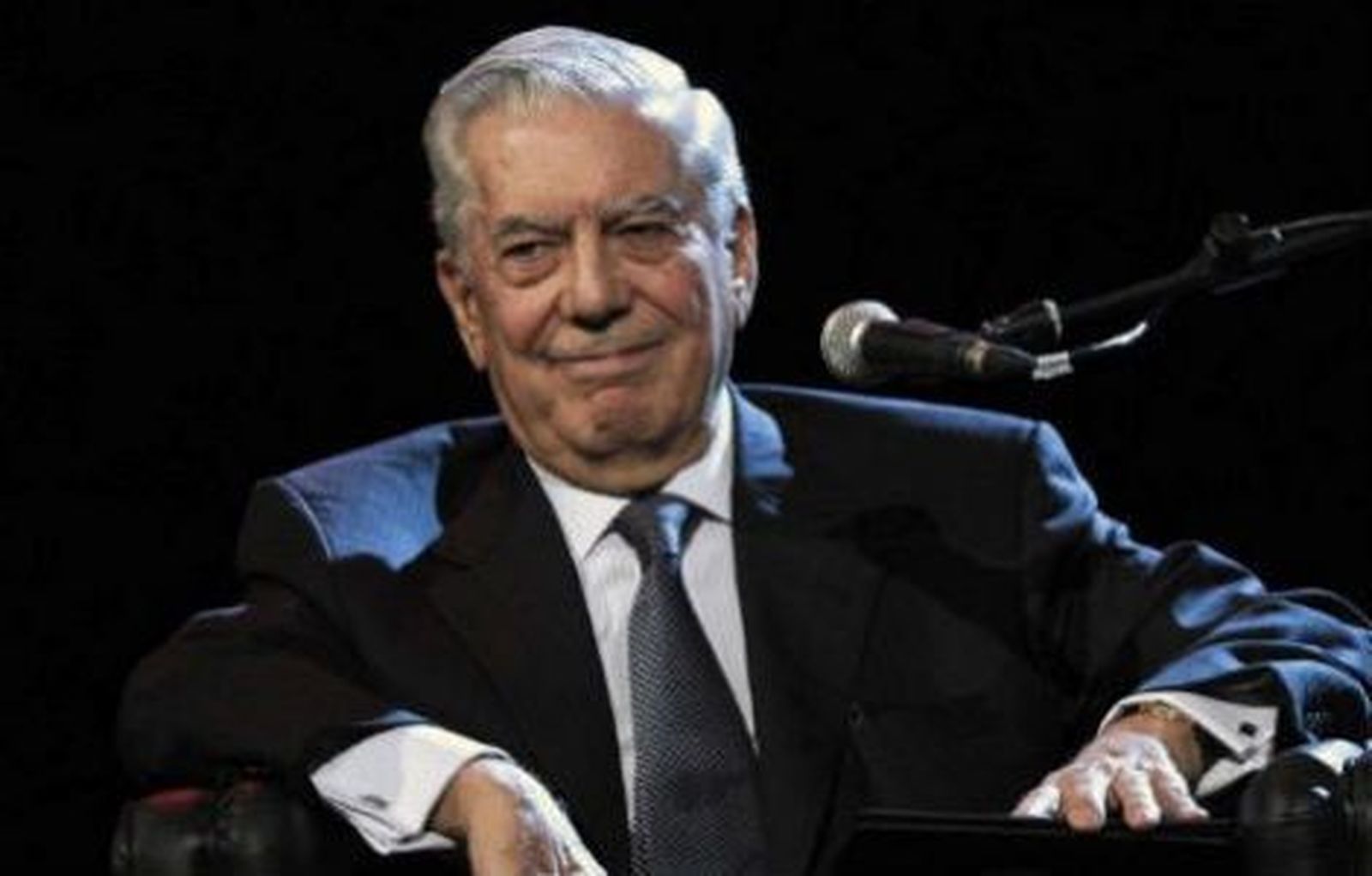 Vargas Llosa repudia la censura y critica que colegas argentinos  "la practiquen"