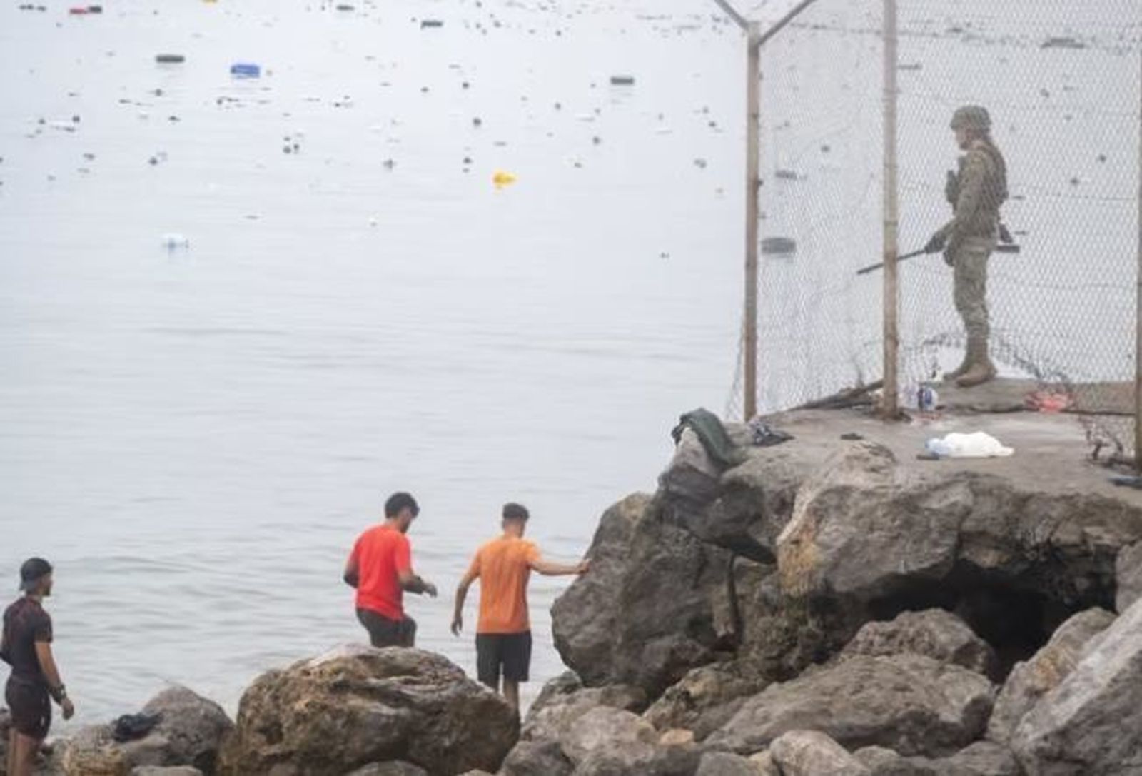 El Ejército se despliega en Ceuta para reforzar la seguridad en medio de la crisis migratoria