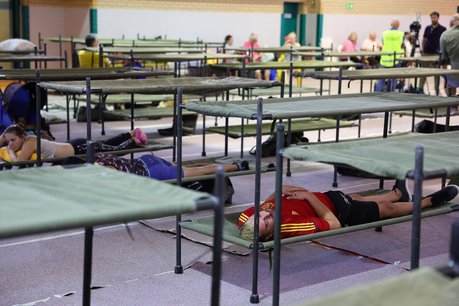 La jornada de ayer cerró con más de 60.000 las personas confinadas o evacuadas por los incendios declarados en la Comunidad de Madrid y la provincia de Ávila