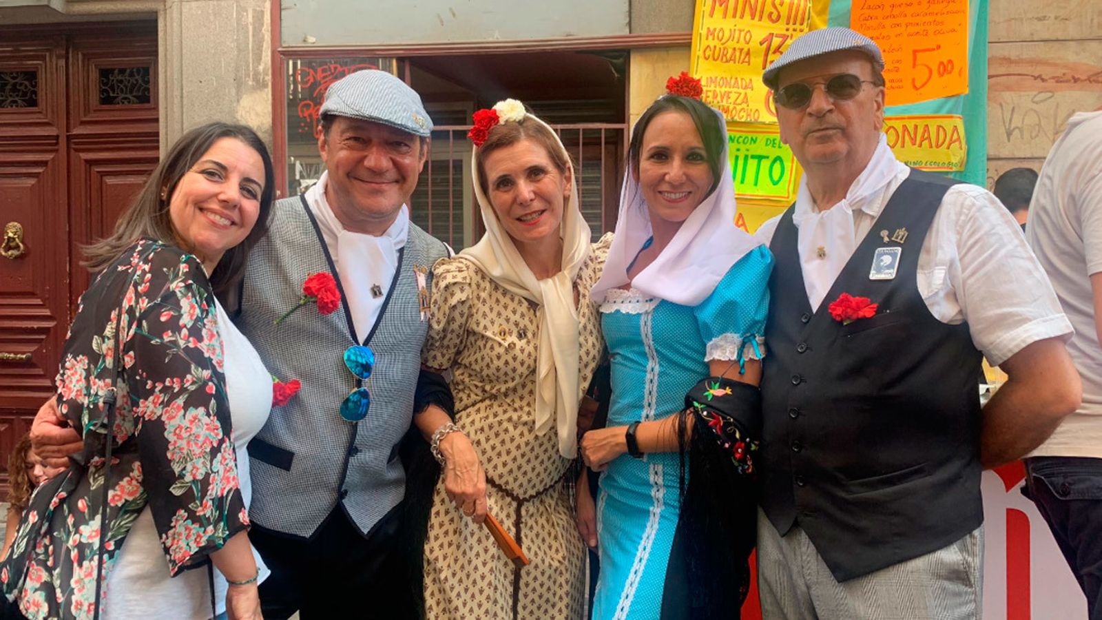 Ambiente de verbena en las Fiestas de La Paloma 2019