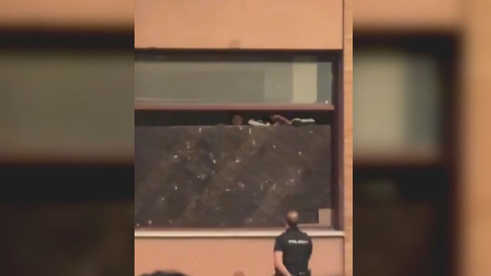 Dos detenidos tras una noche de tensión entre okupas y vecinos en el hotel abandonado de Barajas