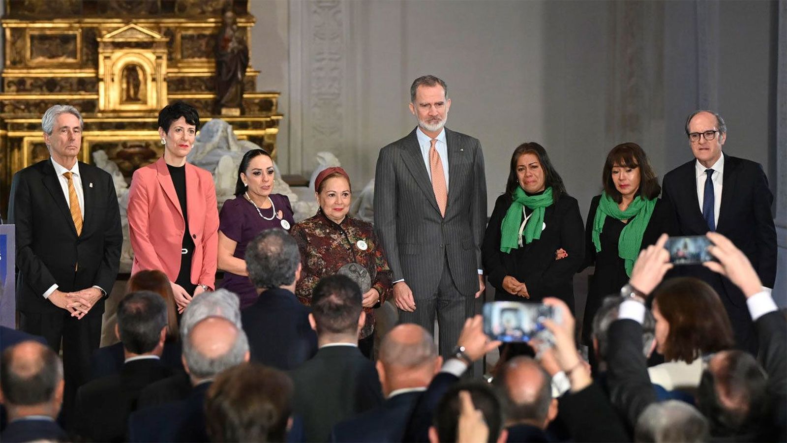 Felipe VI entrega el Premio de Derechos Humanos Rey de España a los familiares de desaparecidos mexicanos