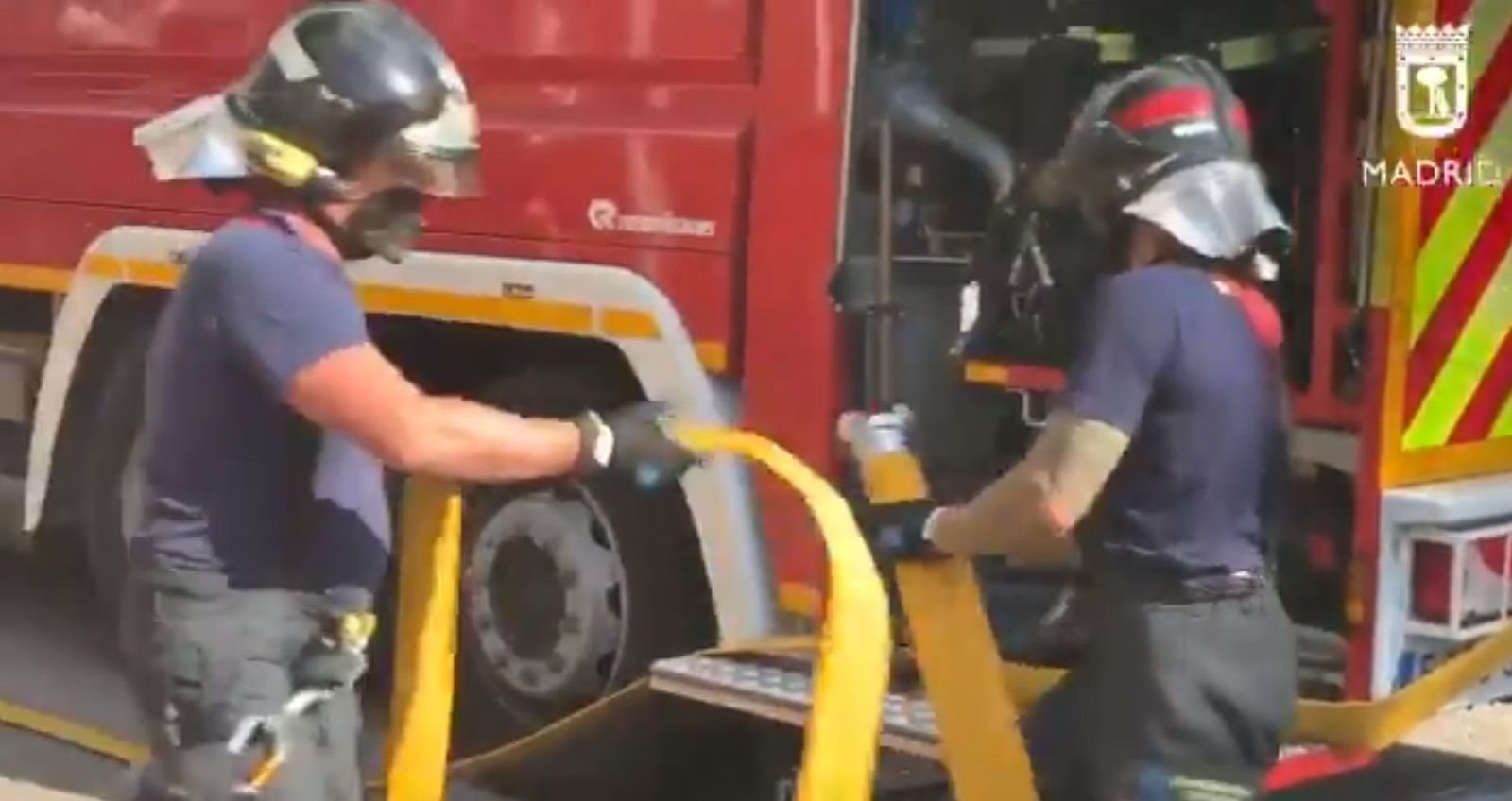 Bomberos del Ayuntamiento de Madrid comienzan a montar las líneas para sofocar el incendio