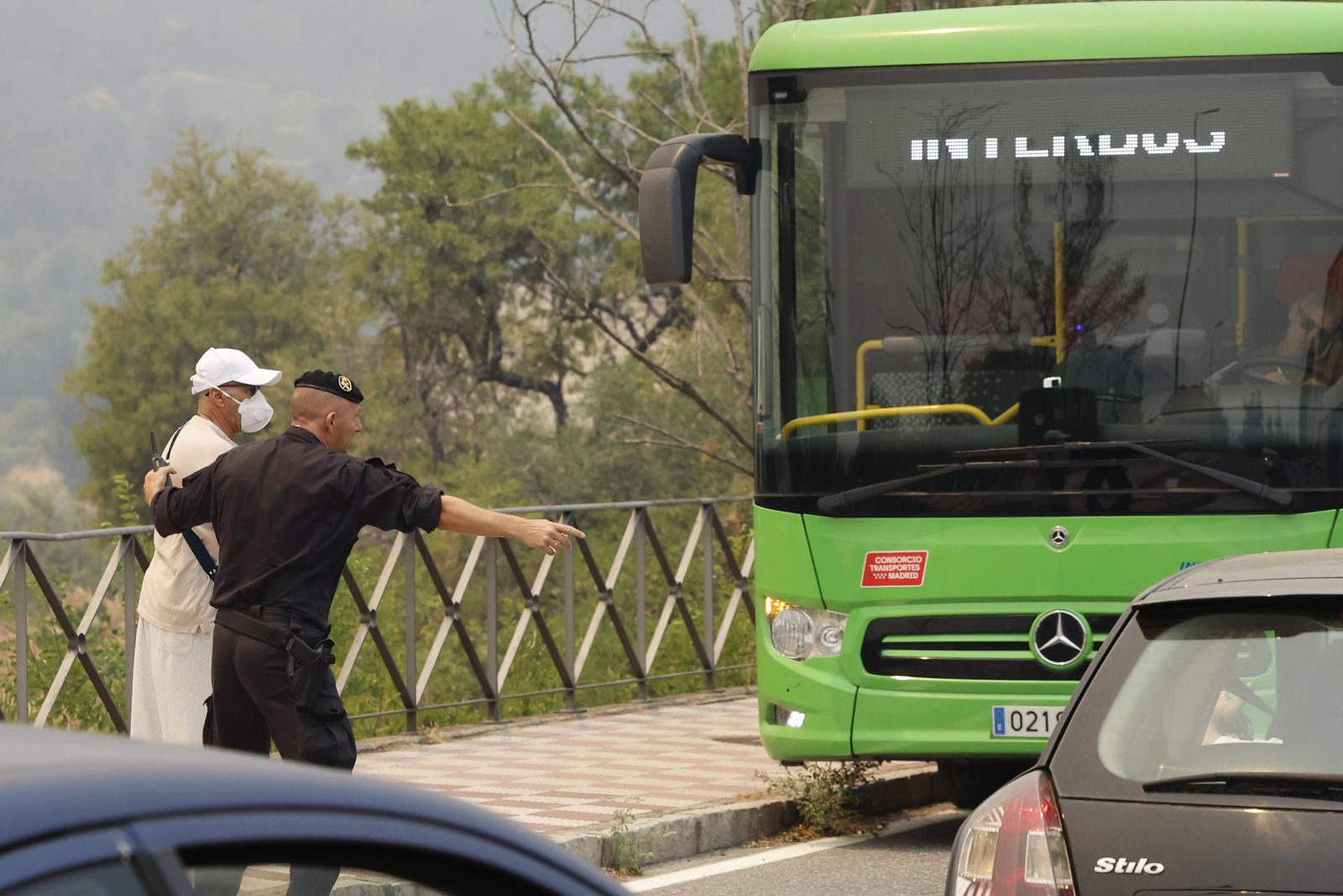 Un vecino evacuado en un autobús interuebano