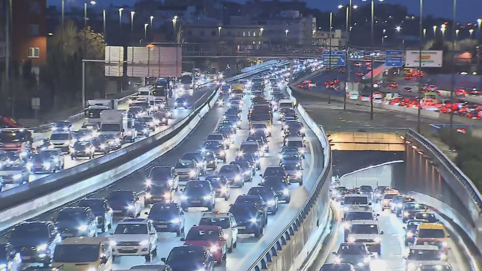 'Herminia' llega a Madrid con lluvia y fuertes vientos en una mañana complicada para el tráfico