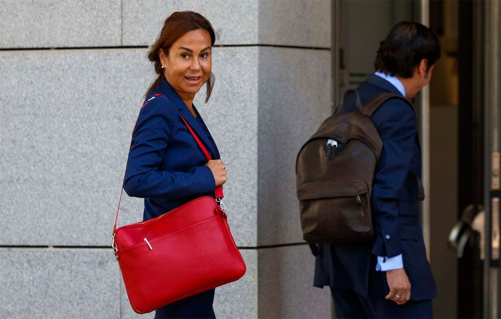 El juez prohíbe salir de España a la expresidenta de Adif y al exdirector de Carreteras del Ministerio de Transportes