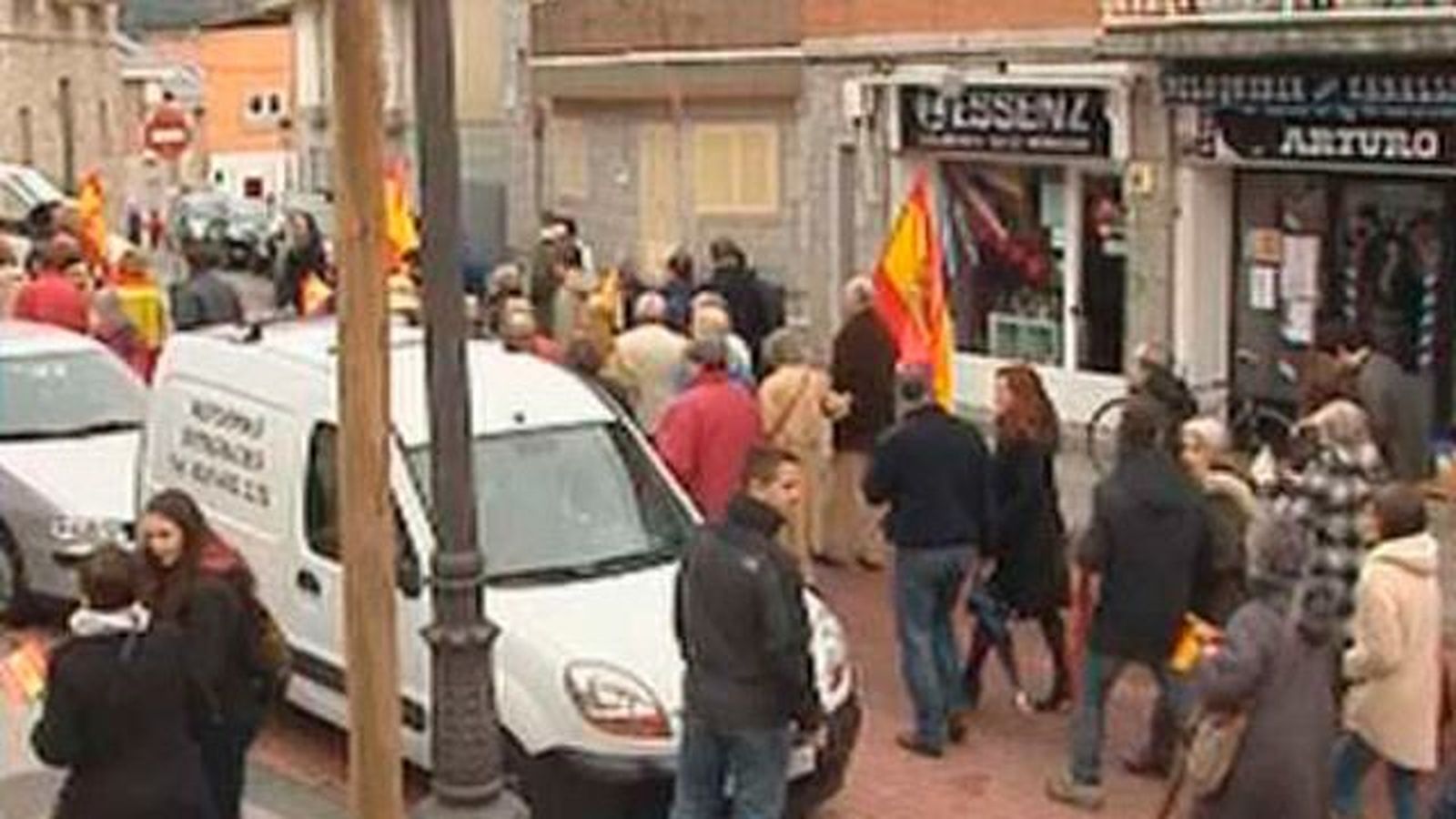 Concentración en Alpedrete para que se "restituya" la bandera de España en una rotonda