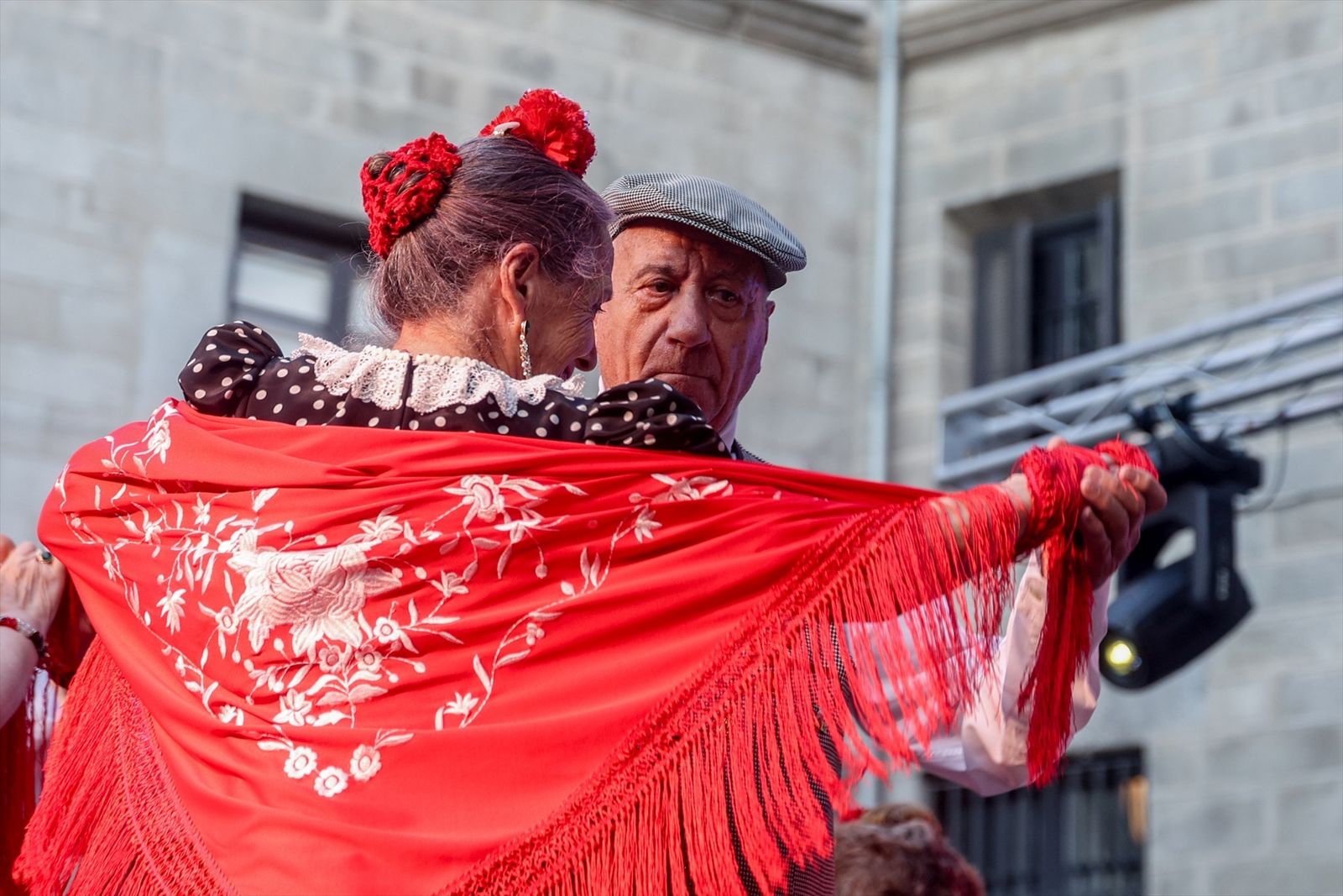 Actuación castiza de la Agrupación de madrileños y amigos los castizos durante la celebración de las Fiestas de La Paloma