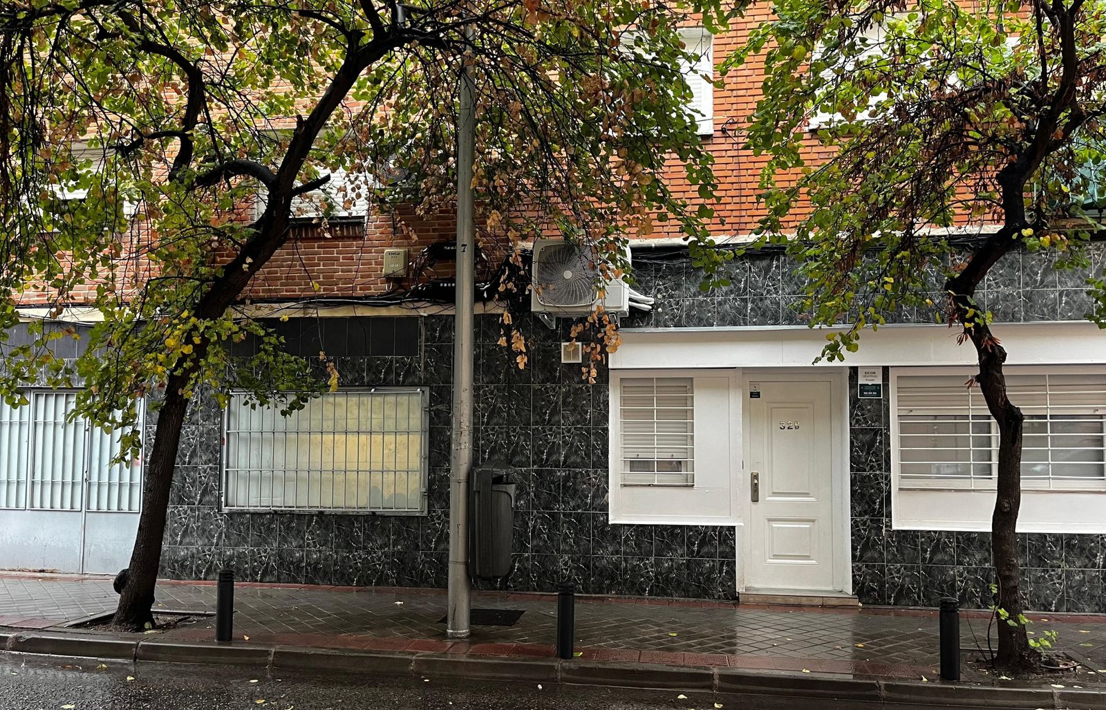 Algunos locales reconvertidos en viviendas en el barrio de San Diego, en el distrito de Puente de Vallecas