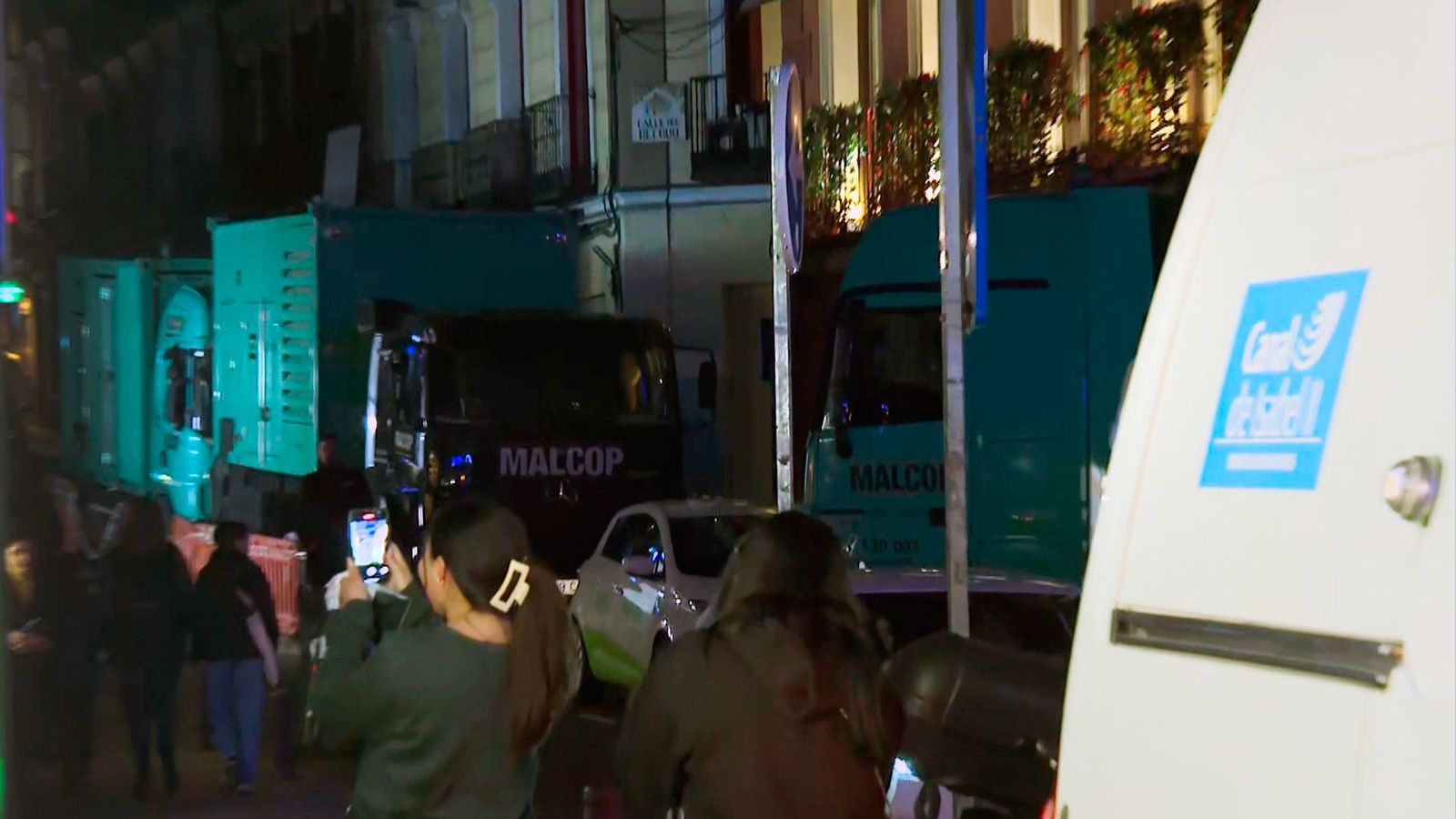 Continúan los cortes de luz en el centro de Madrid tras el incendio de una galería de servicio