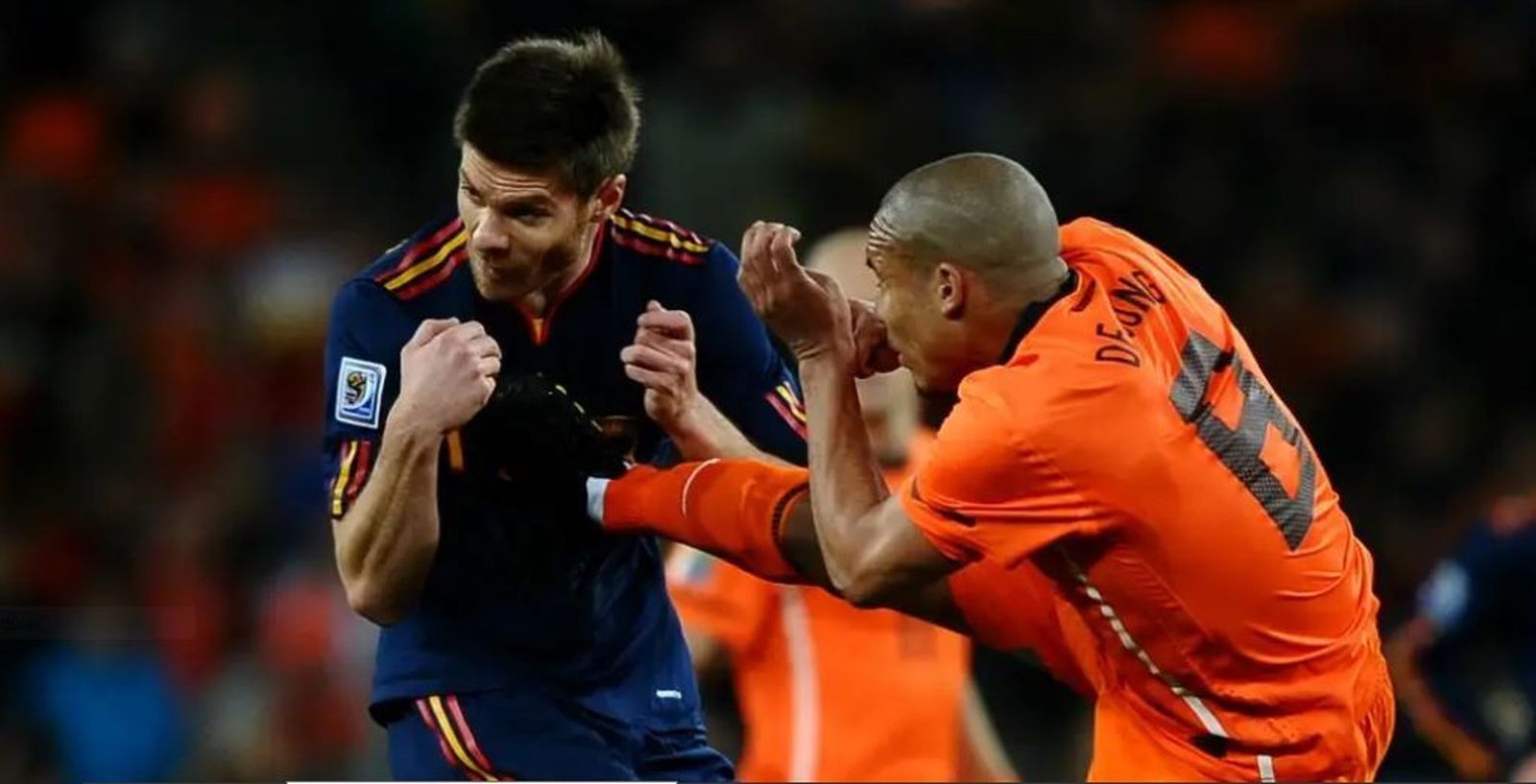 Patada de De Jong a Xabi Alonso