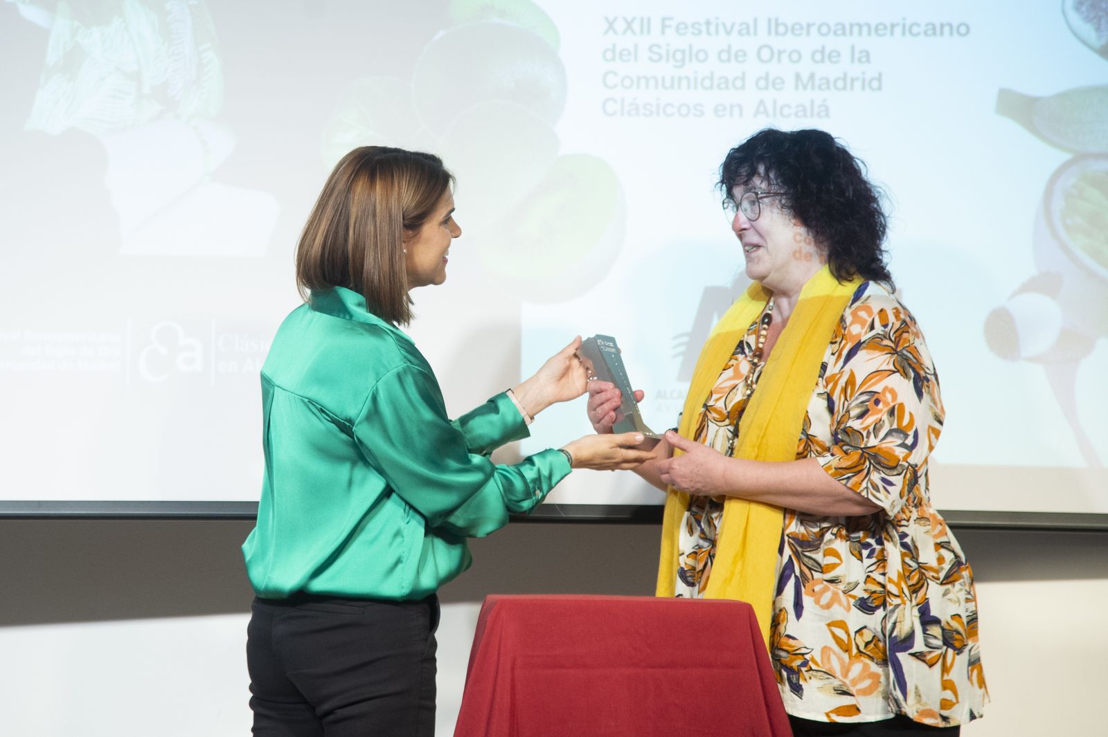 Laila Ripoll recibe el Premio Fuente de Castalia de Alcalá de Henares de manos de la alcaldesa Judith Piquet