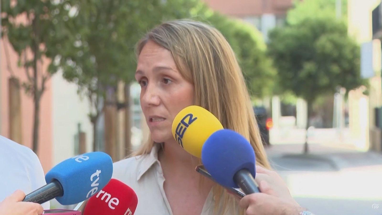 PP dice que el Gobierno está "envenenado por la corrupción" y Podemos lo da por "enterrado"