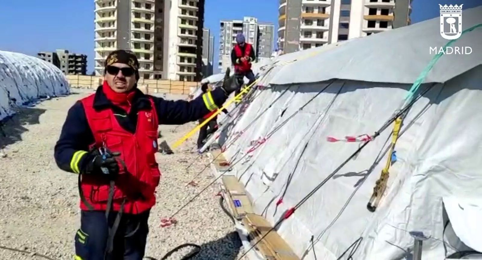 Bomberos de Madrid reforzando un hospital de campaña en Turquía