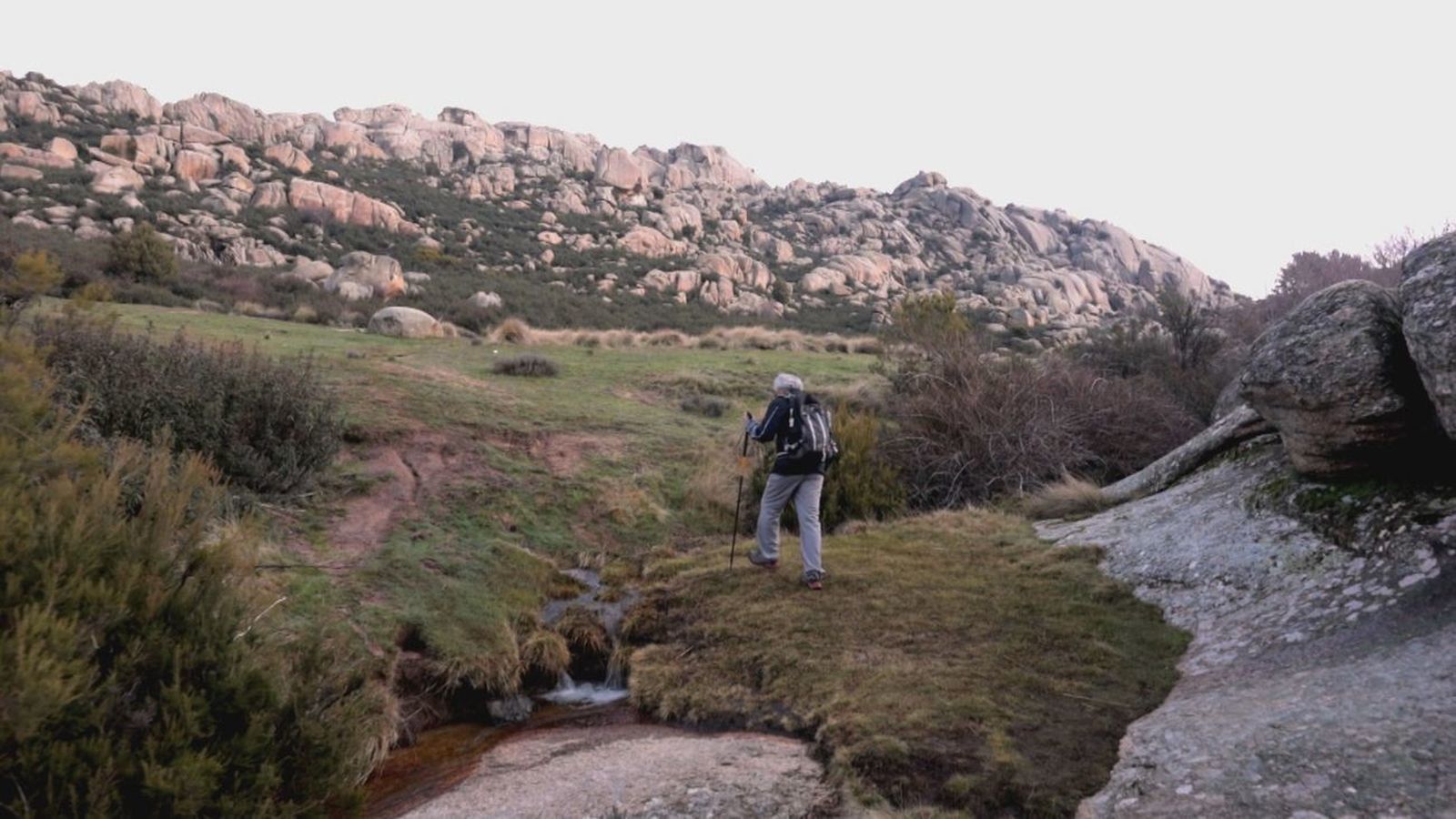 Un senderista en La Pedriza