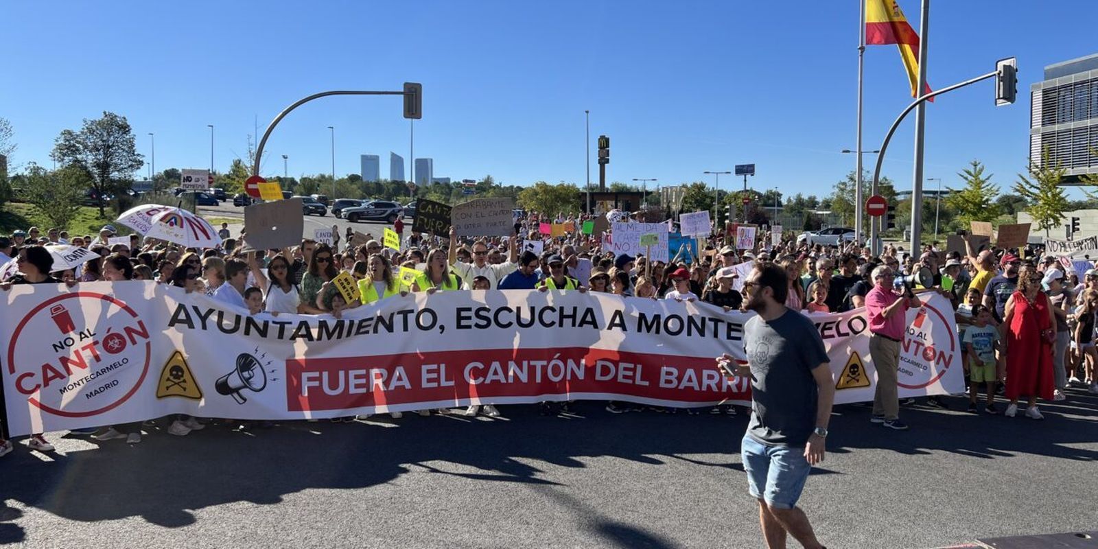 Manifestación vecinal contra el cantón municipal de limpieza en Montecarmelo