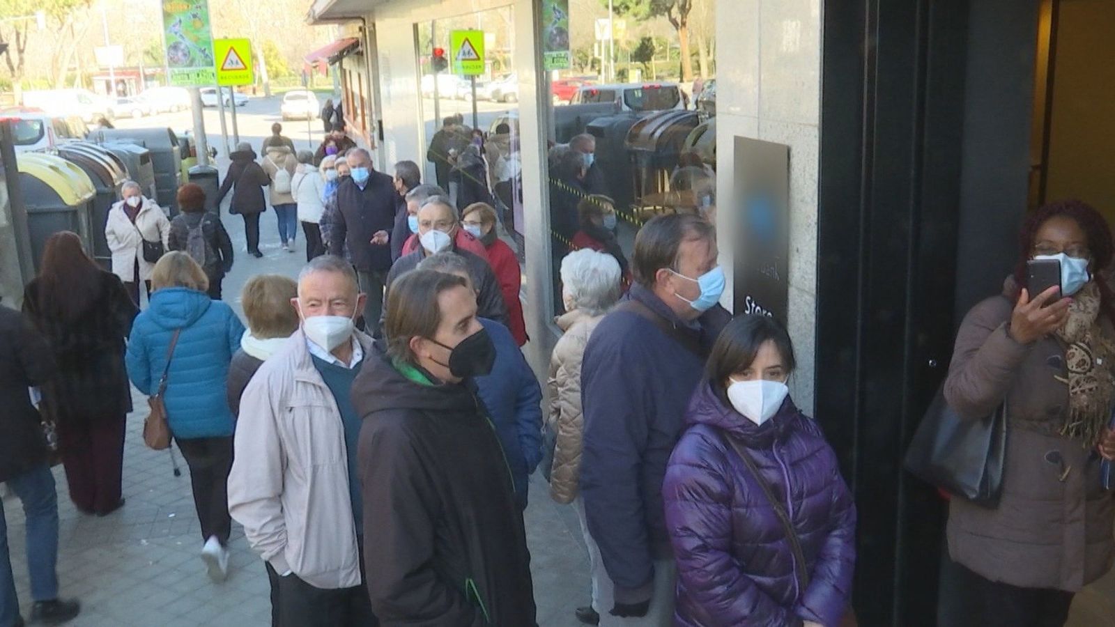 El cierre de varias sucursales bancarias en Carabanchel origina colas permanentes en los cajeros
