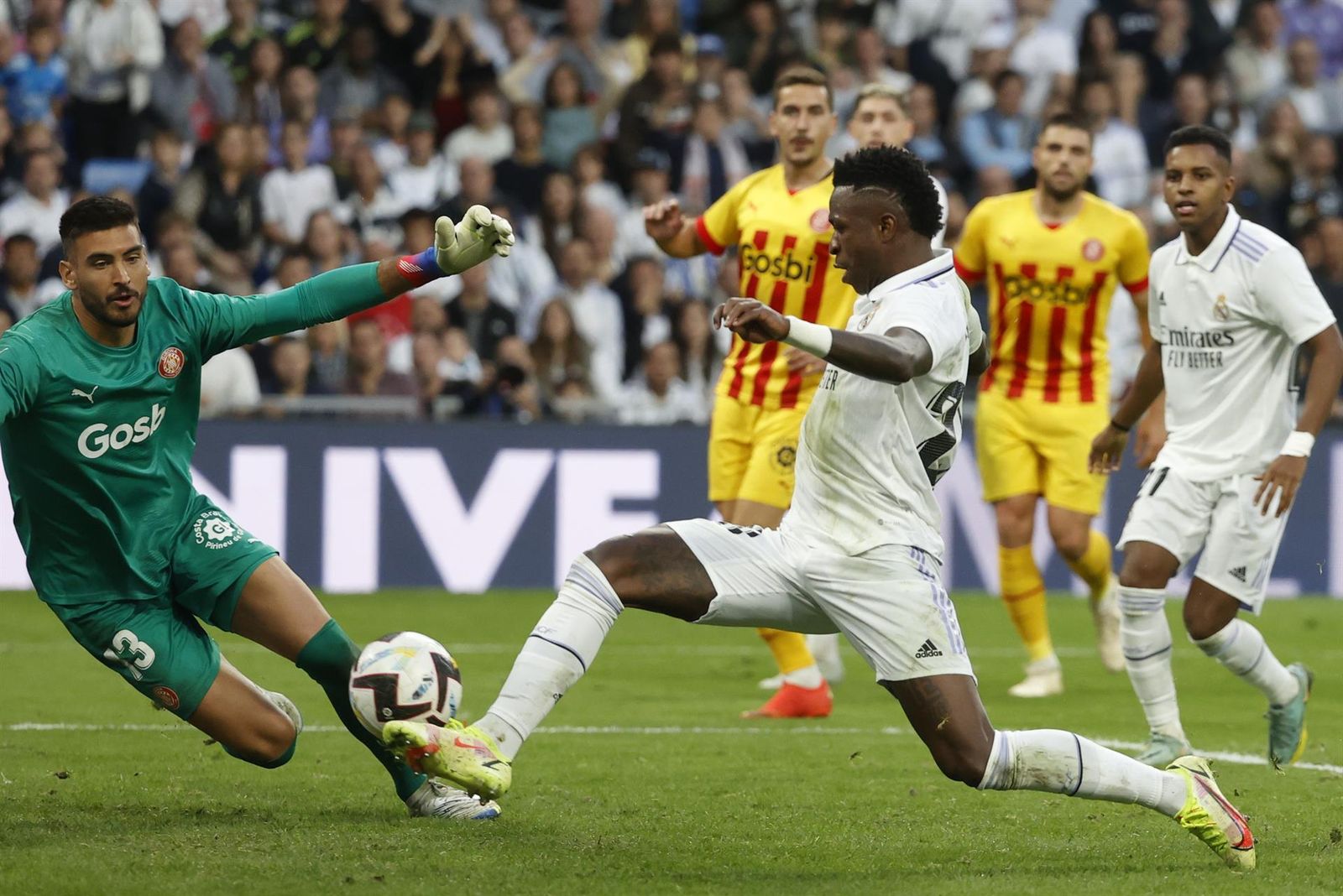 El delantero brasileño del Real Madrid Vinicius Jr. remata a puerta para marcar su gol ante el Girona