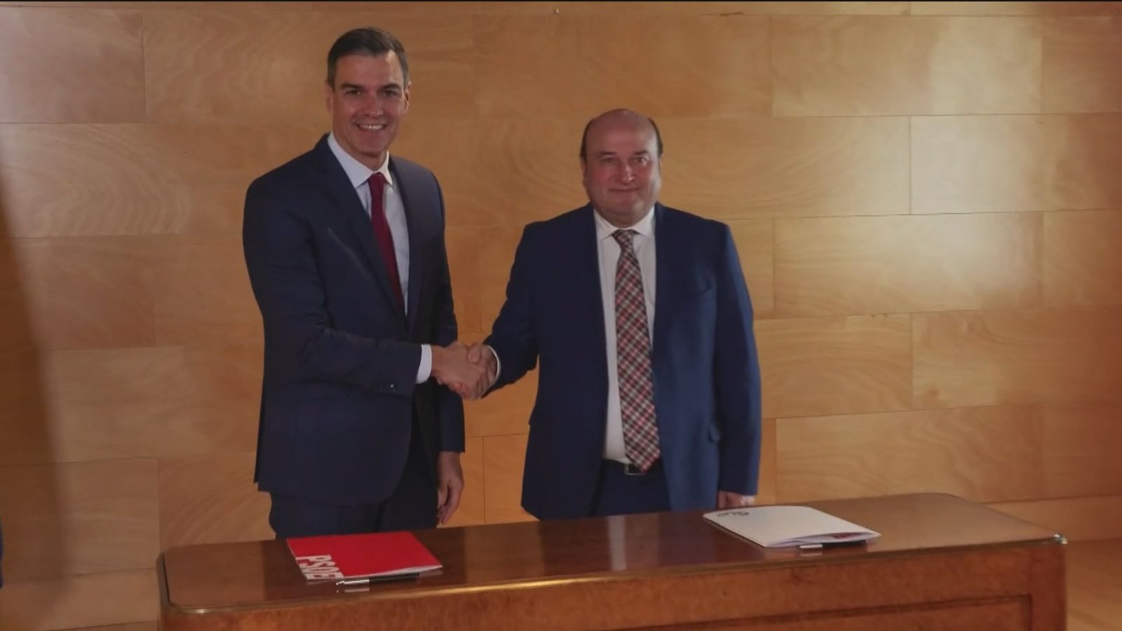 El presidente del Gobierno, Pedro Sánchez, junto al del PNV, Andoni Ortuzar