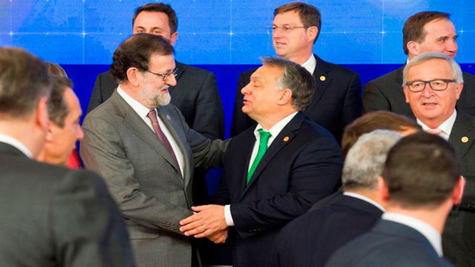 Mariano Rajoy conversa con Viktor Orbán, Primer Ministro de Hungría, durante la foto de familia en la cumbre de los líderes de