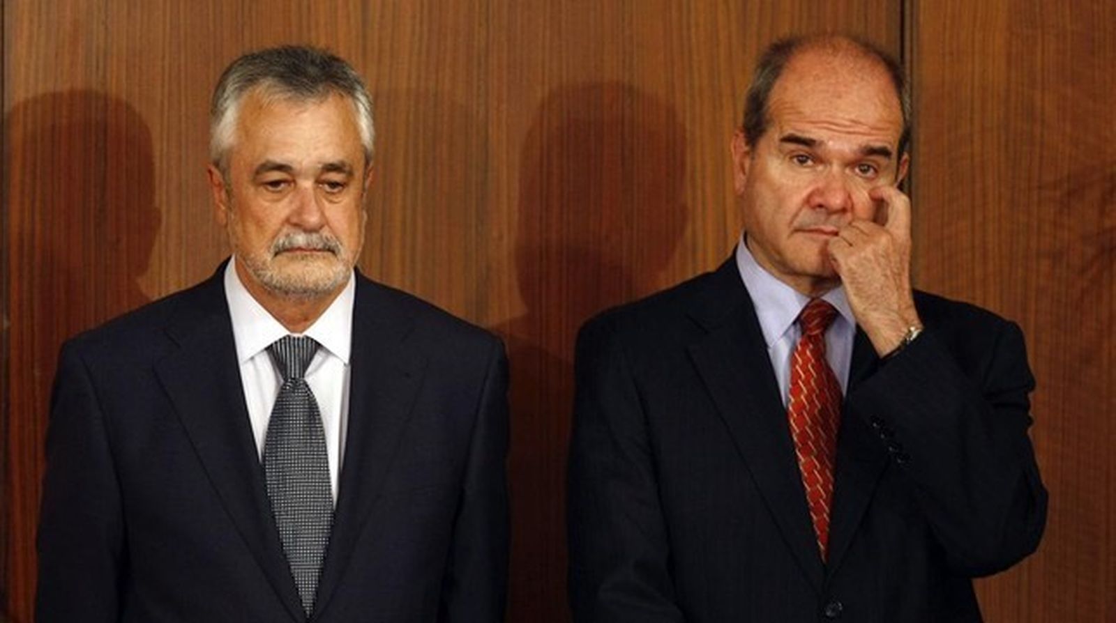 El juez de los ERE procesa a Chaves y Griñán, que piden su baja en el PSOE
