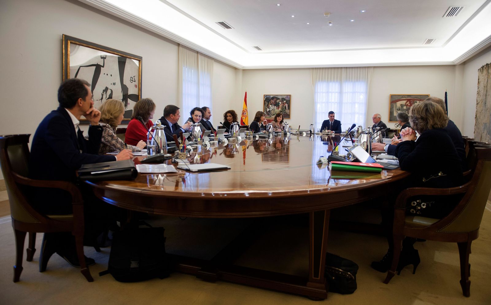 El presidente del Gobierno, Pedro Sánchez, preside la reunión de un Consejo de Ministros extraordinario, este viernes, en el palacio de la Moncloa.