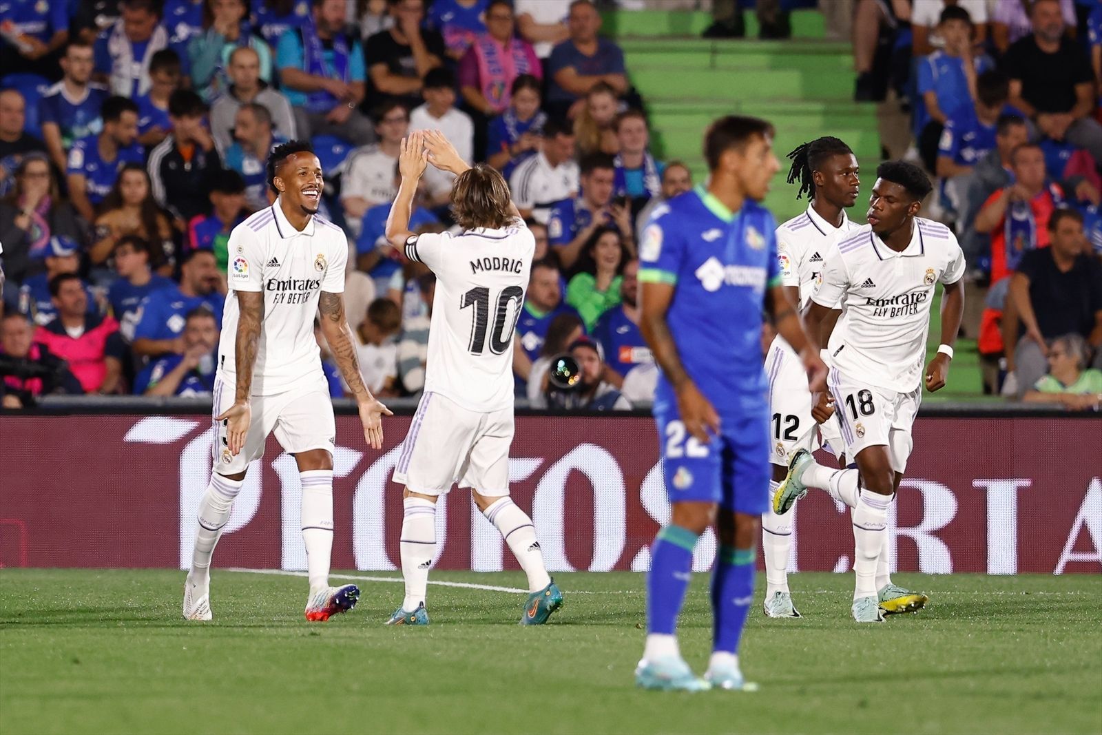 Eder Militao celebra su gol con Luka Modric, autor del pase