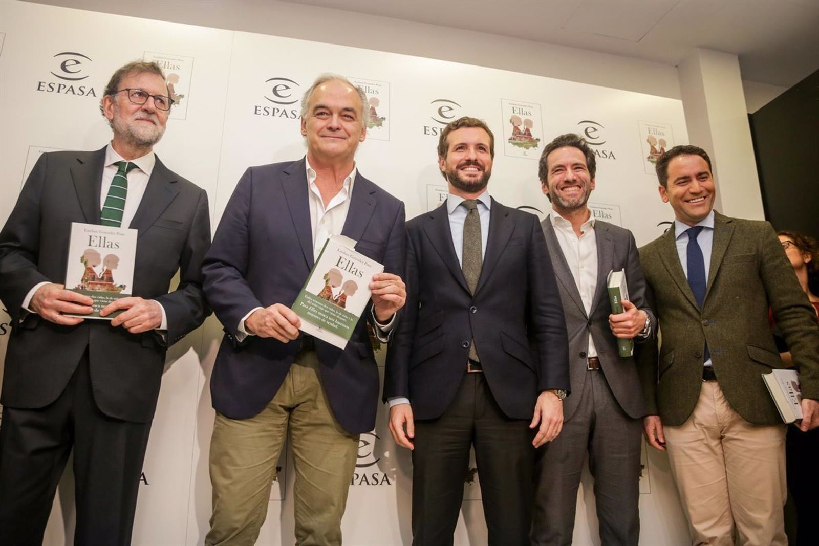 Esteban González Pons junto a Pablo Casado, Mariano Rajoy y otros dirigentes del PP