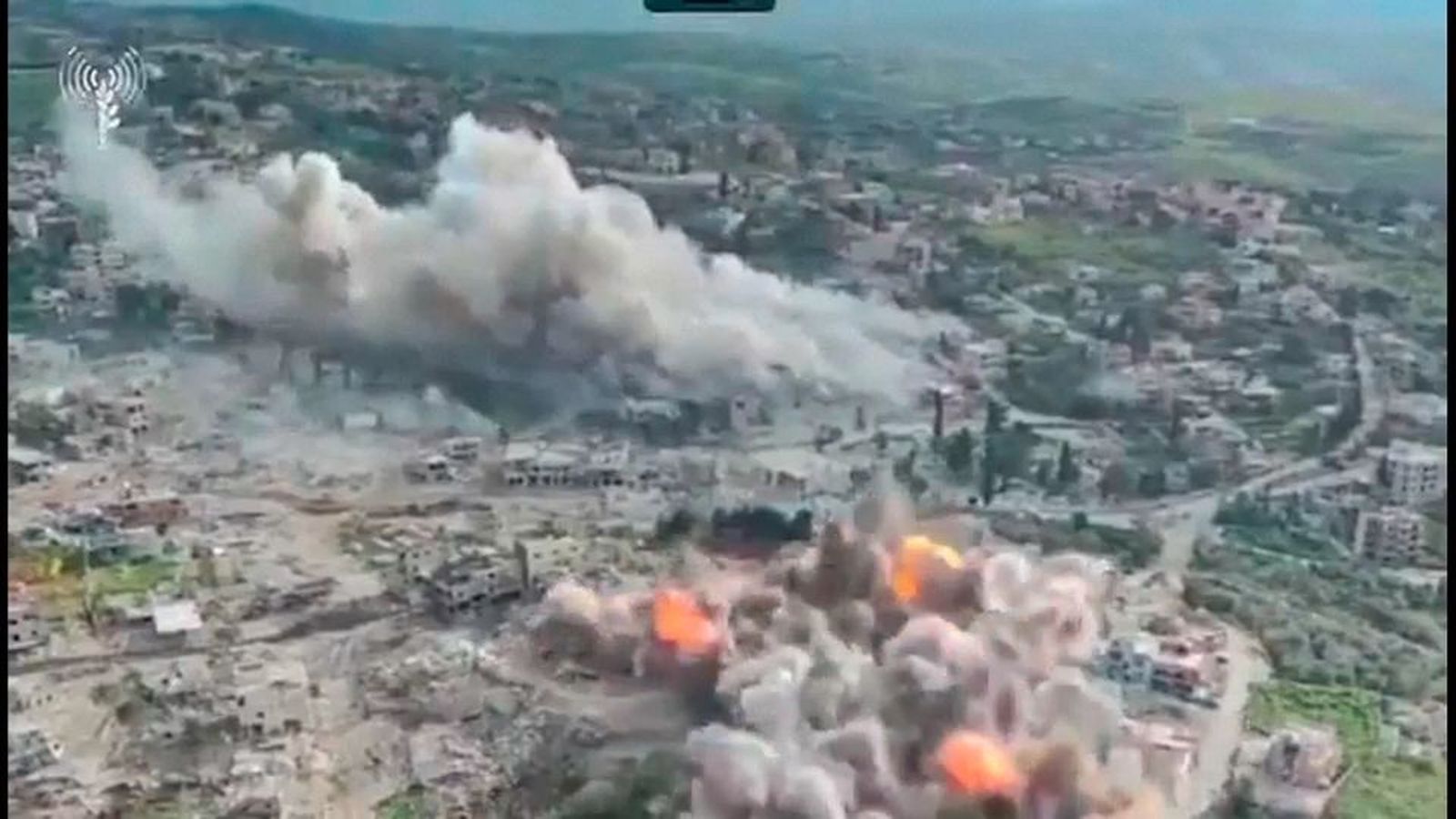 Israel arrasa una aldea en el sur de Líbano y bombardea un séptimo puente clave para frenar a Hizbulá