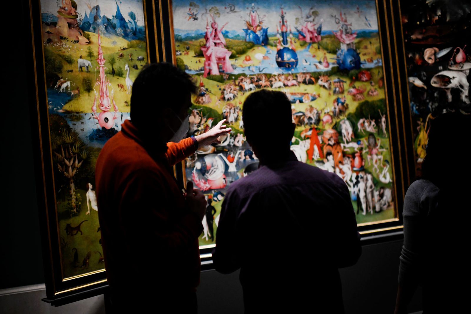 Un grupo de visitantes del Museo del Prado observa 'El Jardín de las Delicias', de El Bosco