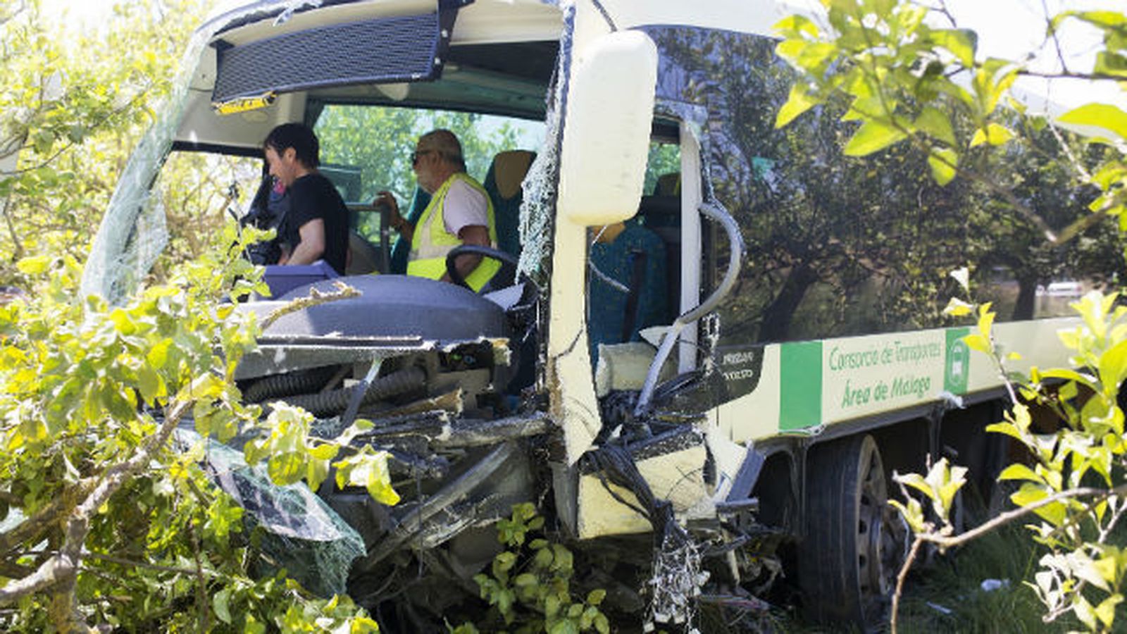 Un muerto y 17 heridos en una colisión entre turismo y autobús en Málaga