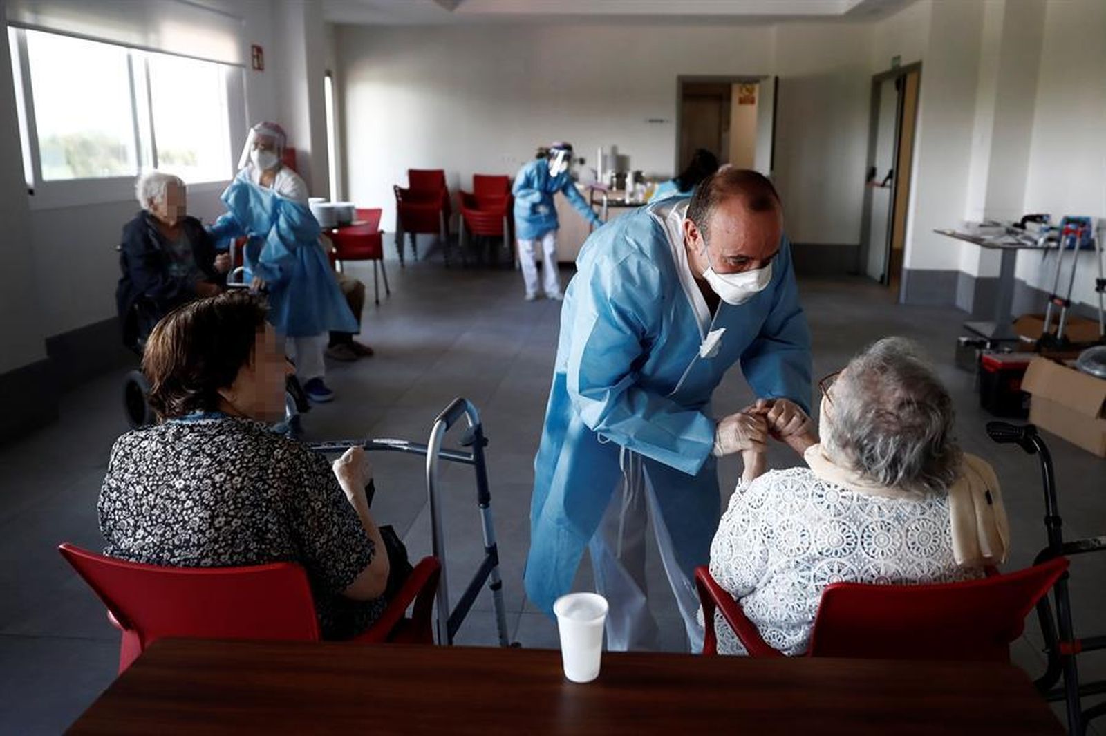 Un sanitario atiende a los ancianos alojados en la residencia Casablanca, en el barrio madrileño de Villaverde