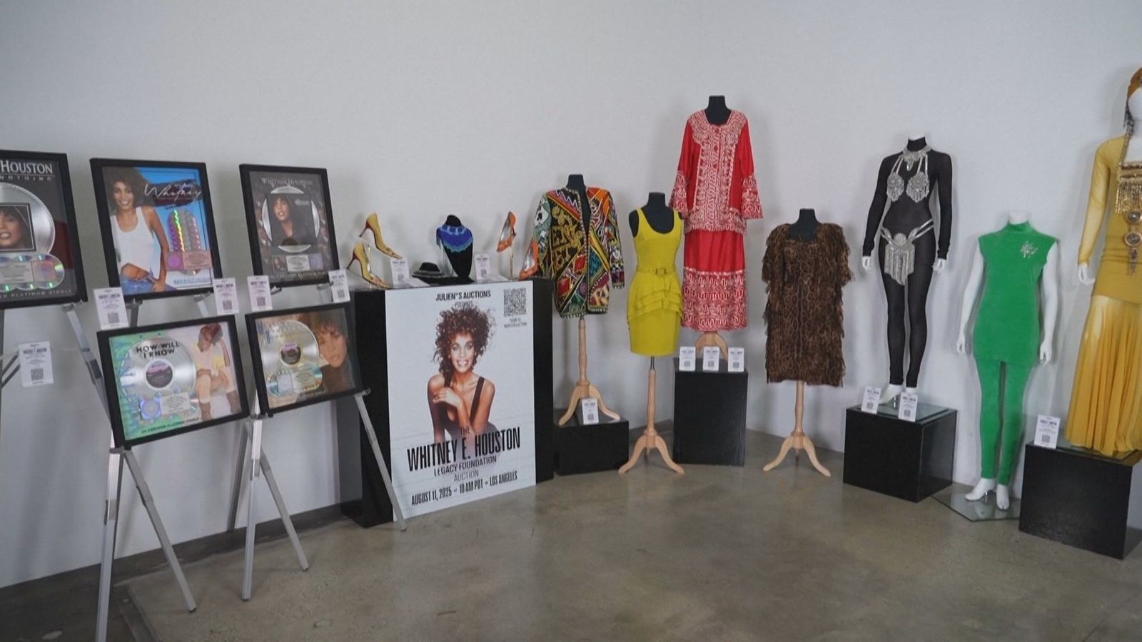 Salen a subasta vestidos icónicos, joyería, calzado y objetos personales de Whitney Houston