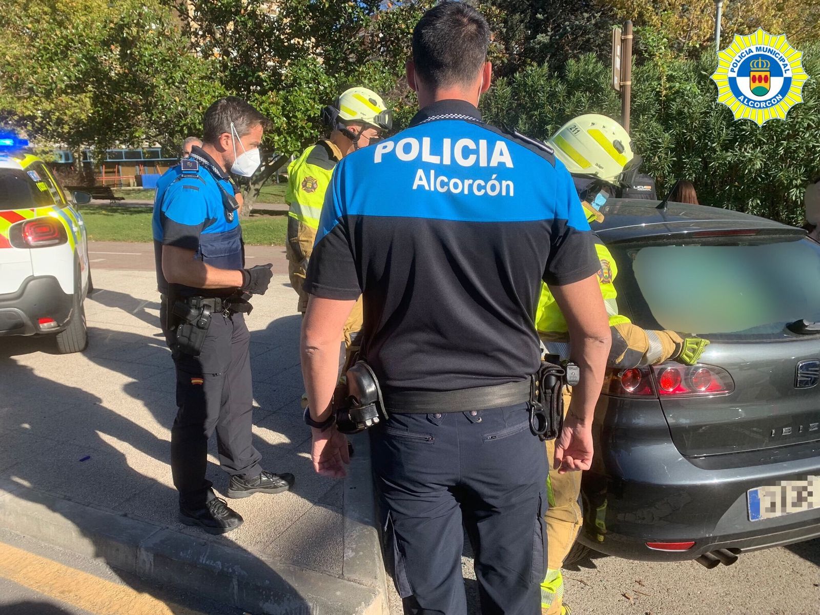 Momento del rescate de un niño atrapado en el interior de un coche