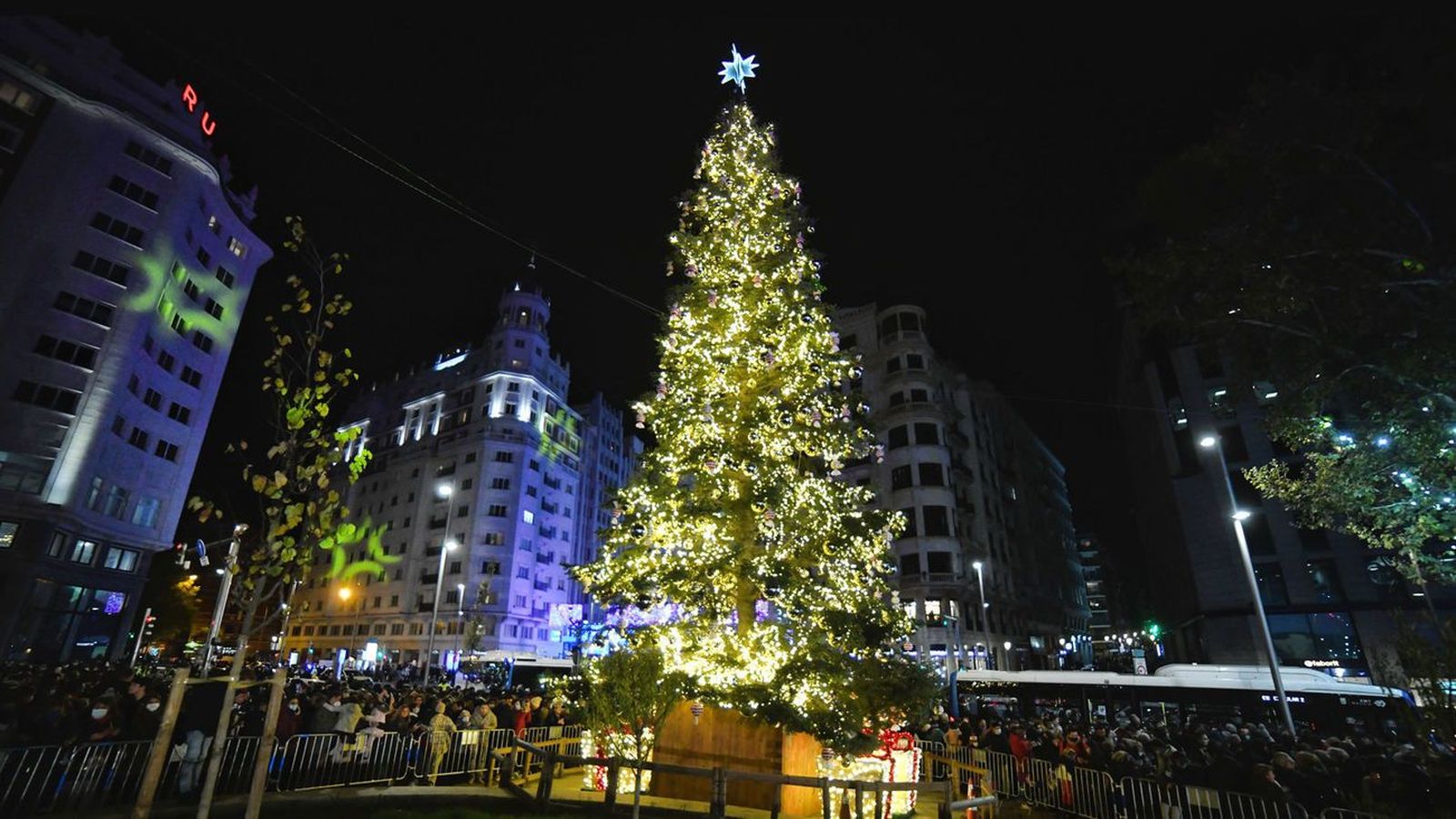 Mayores de varias residencias de Madrid salen a ver el alumbrado navideño y se quedan completamente impactados