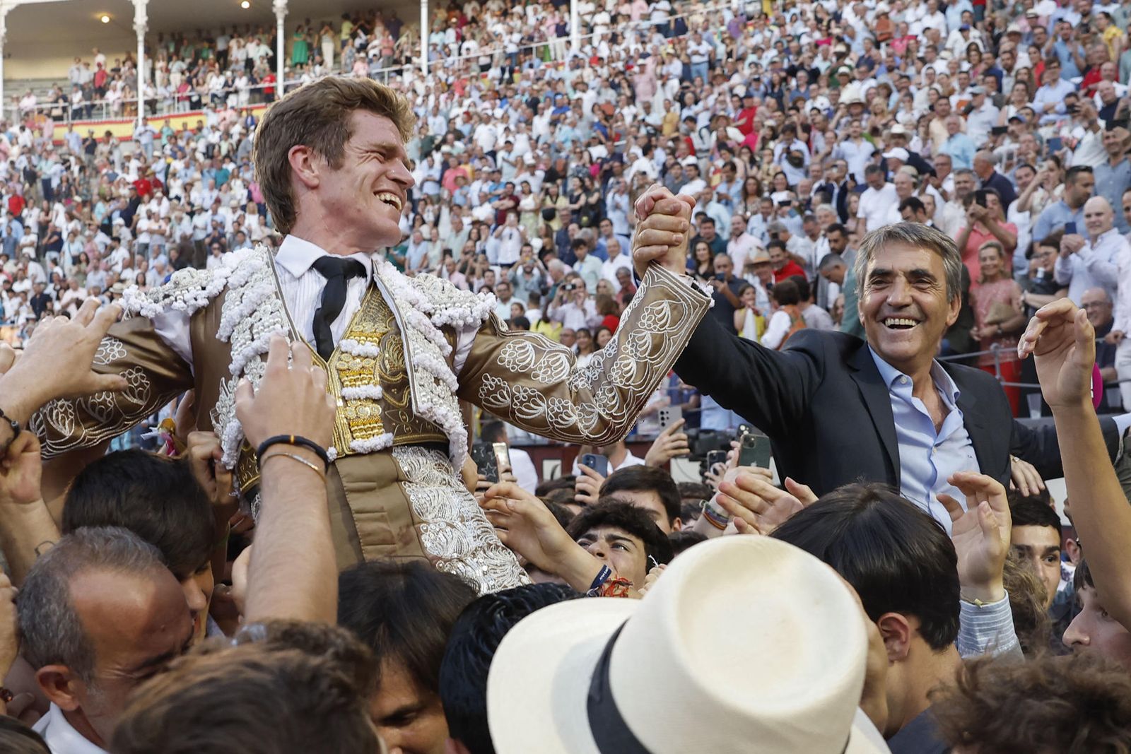El diestro Borja Jiménez sale a hombros tras la corrida en memoria de Victorino Martín, celebrada en la plaza de toros de Las Ventas
