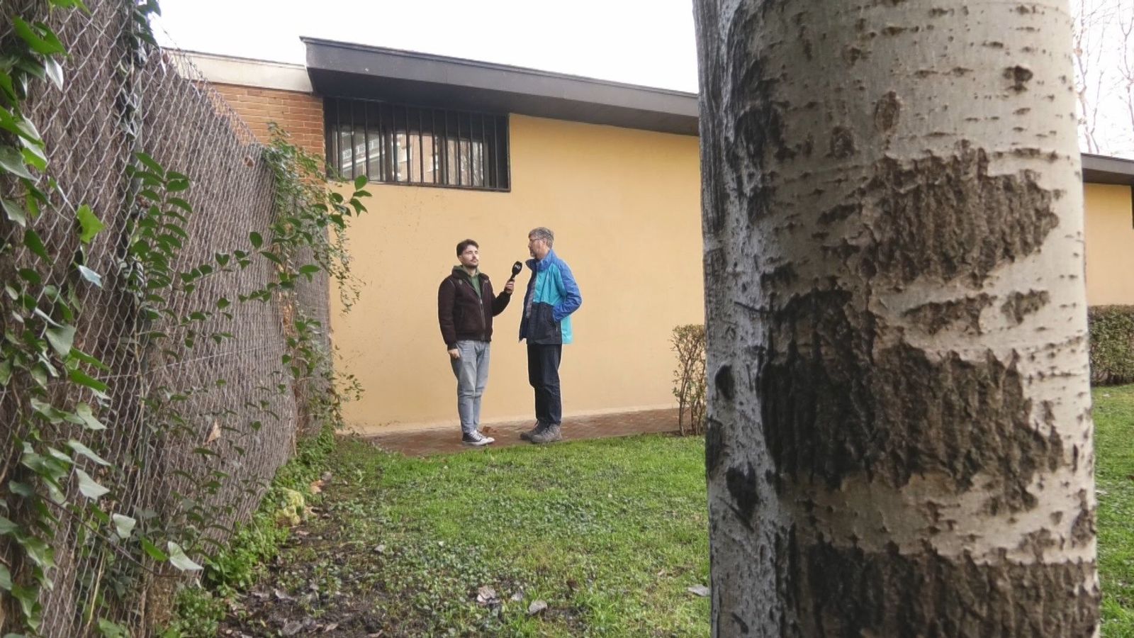 Vecinos de Carabanchel denuncian cómo un árbol les impide construir su ascensor
