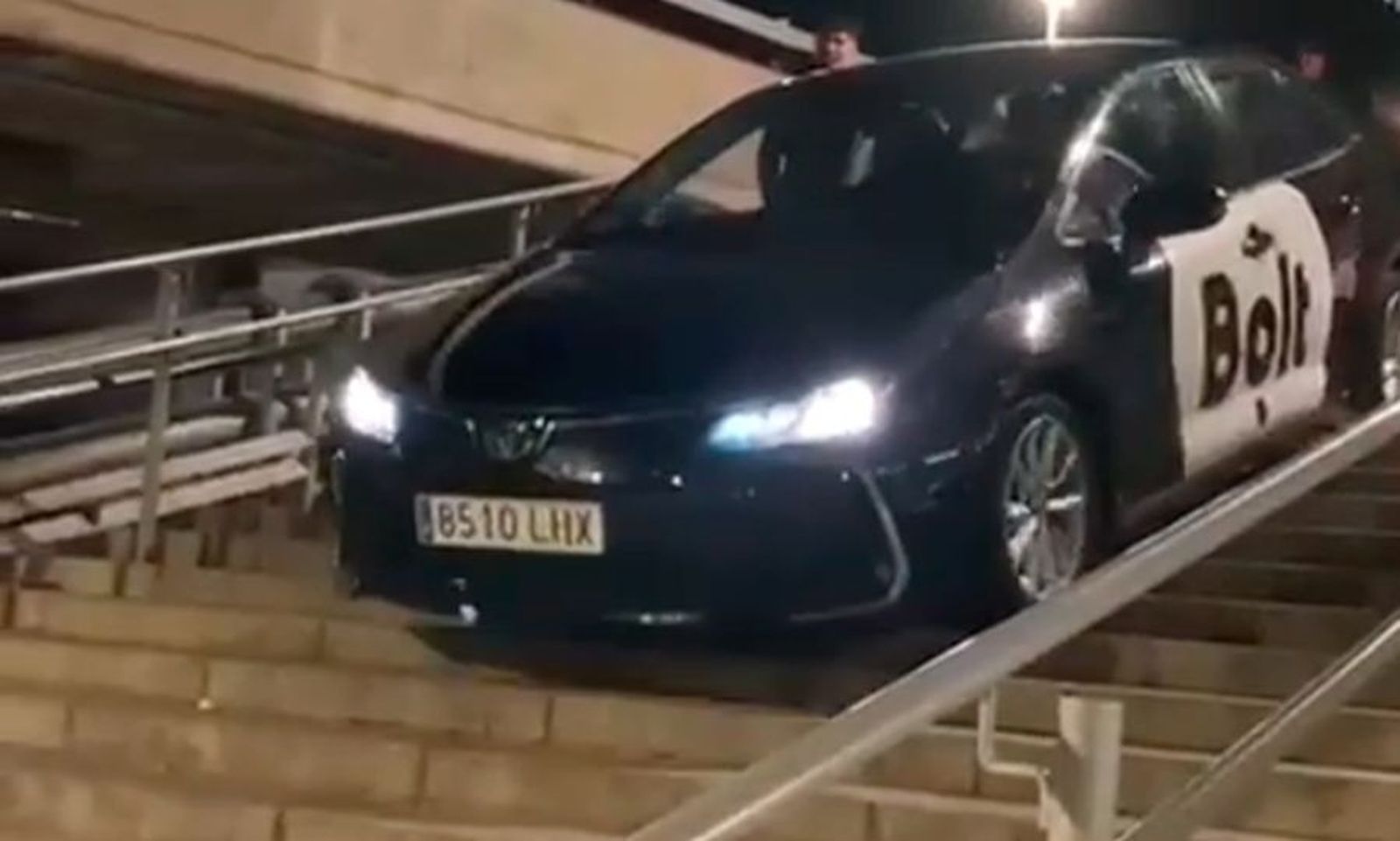 Un VTC atrapado en las escaleras de Azca