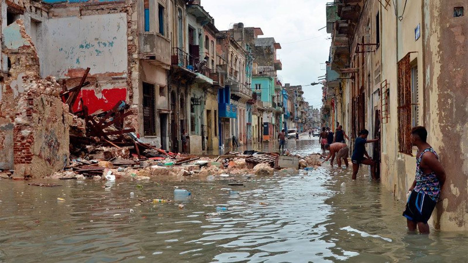 Irma deja muerte y una gran devastación antes de debilitarse en EE.UU.