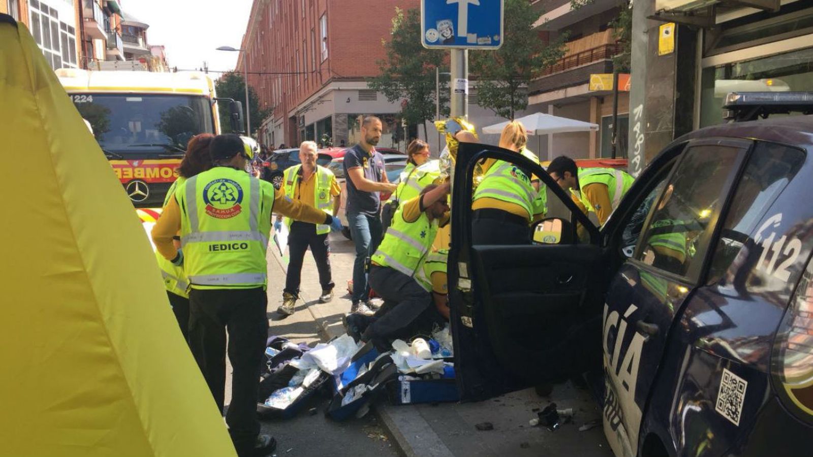 Cuatro heridos al estrellarse una patrulla de Policía Municipal contra un bar