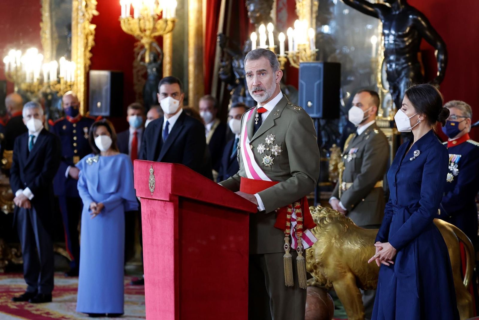 El Rey elogia el esfuerzo de las Fuerzas Armadas y honra la memoria y la dignidad de las víctimas de ETA