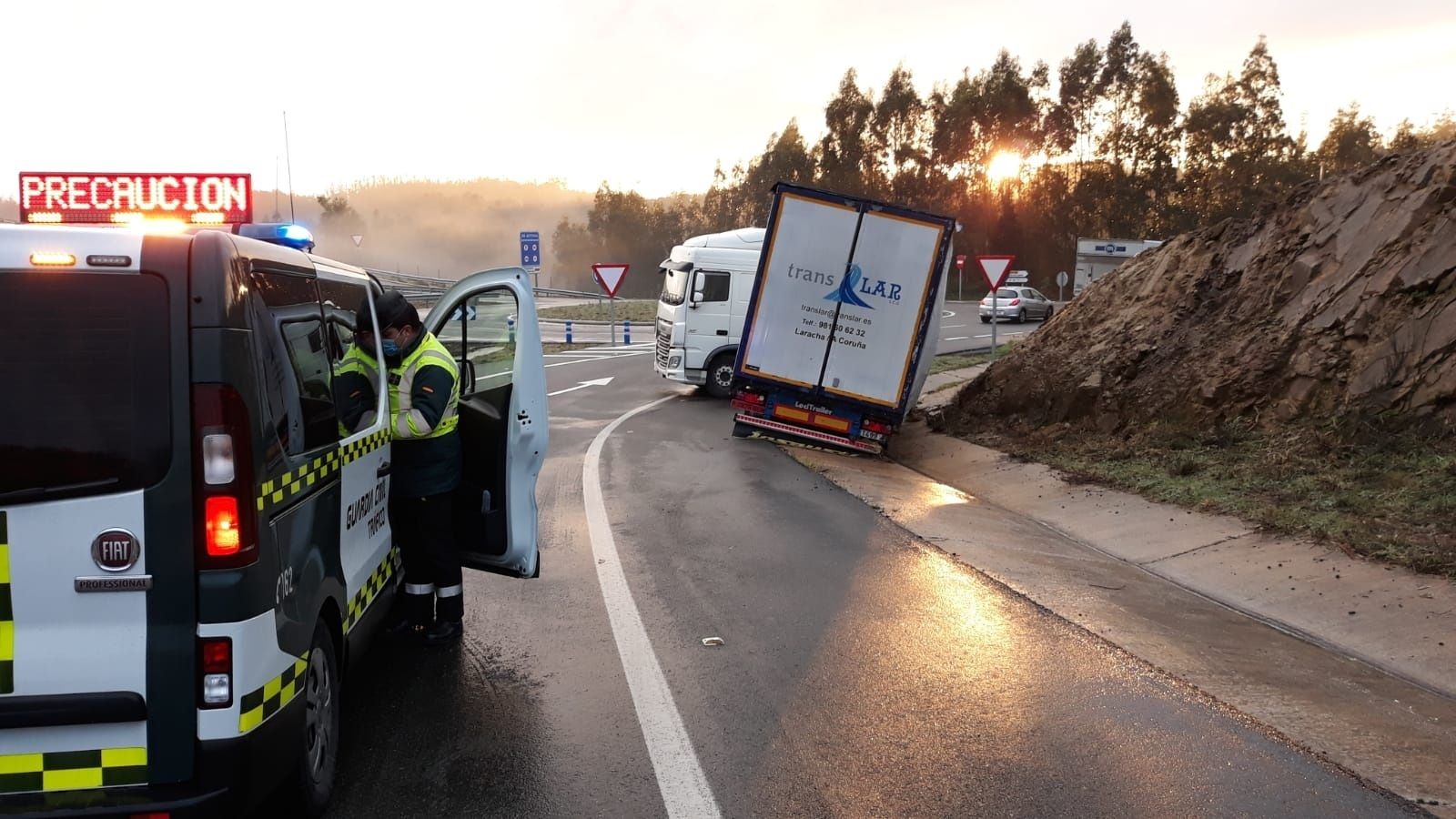 Un camión se sale de la vía por hielo en la calzada