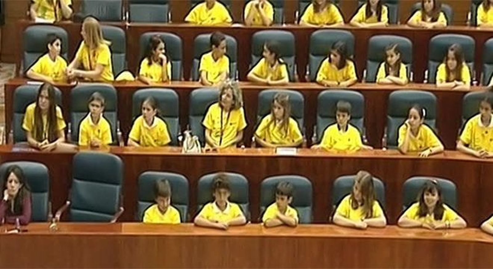 200 escolares piden en el Parlamento regional el establecimiento del "Dia de la Ilusión"