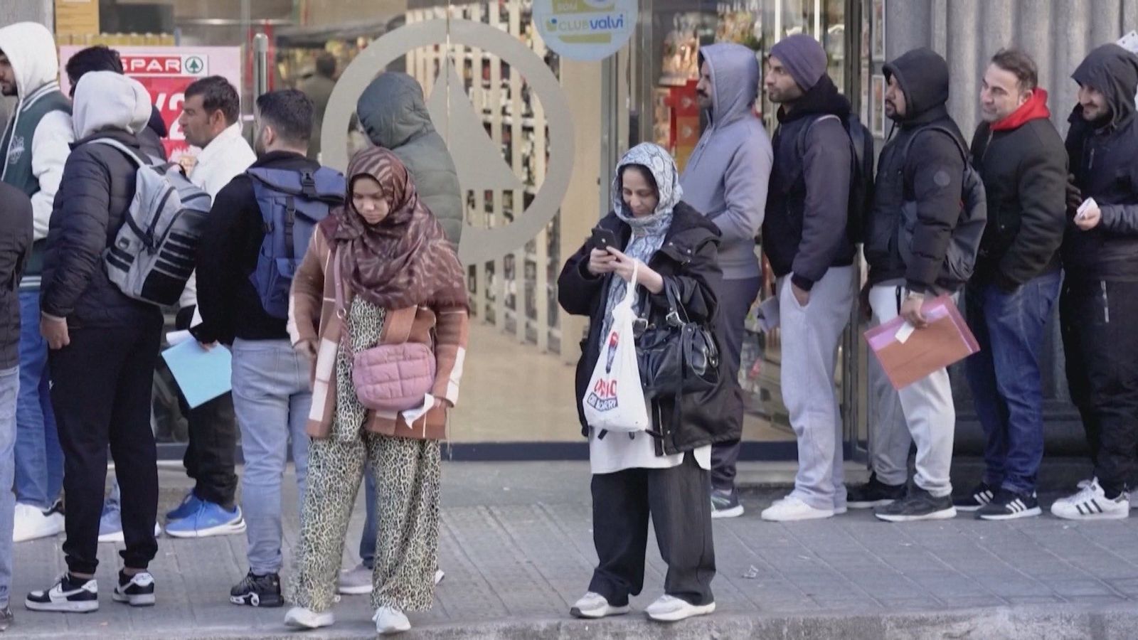 Las ONG que trabajan con inmigrantes piden más información al Gobierno para poder ayudarles con los trámites necesarios