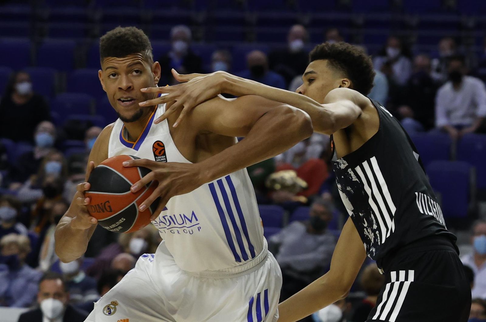 Tavares ante el Asvel Villeurbanne