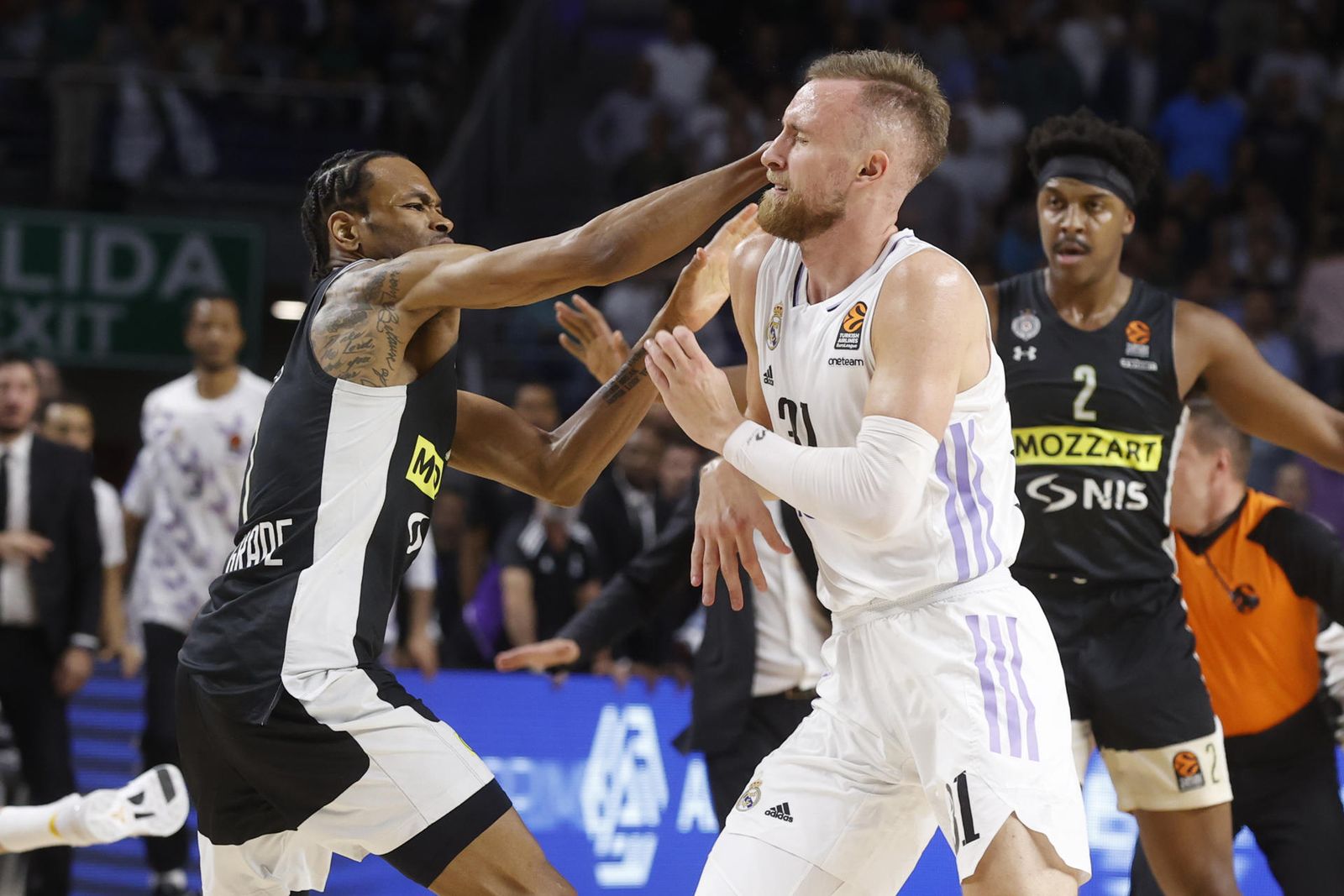 Kevin Punter golpea a Džanan Musa, en el partido de Euroliga entre el Real Madrid y el Partizan
